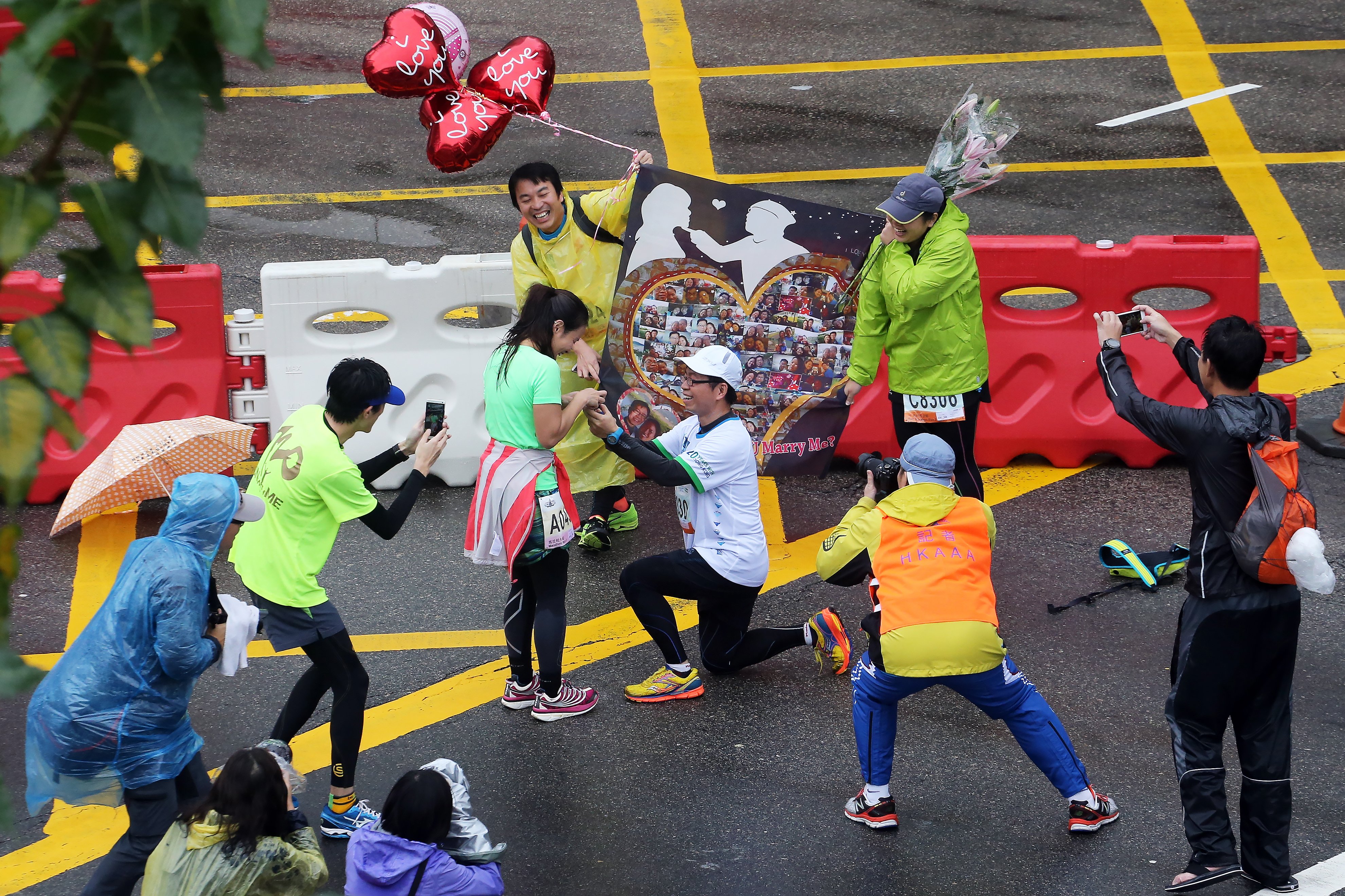 Runners brave the cold and rain at the Hong Kong Marathon 2016. 17JAN16 SCMP/ Felix Wong