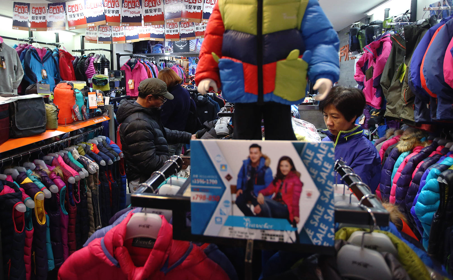 People looking for down jackets ready for the coming cold weather. SCMP/Sam Tsang