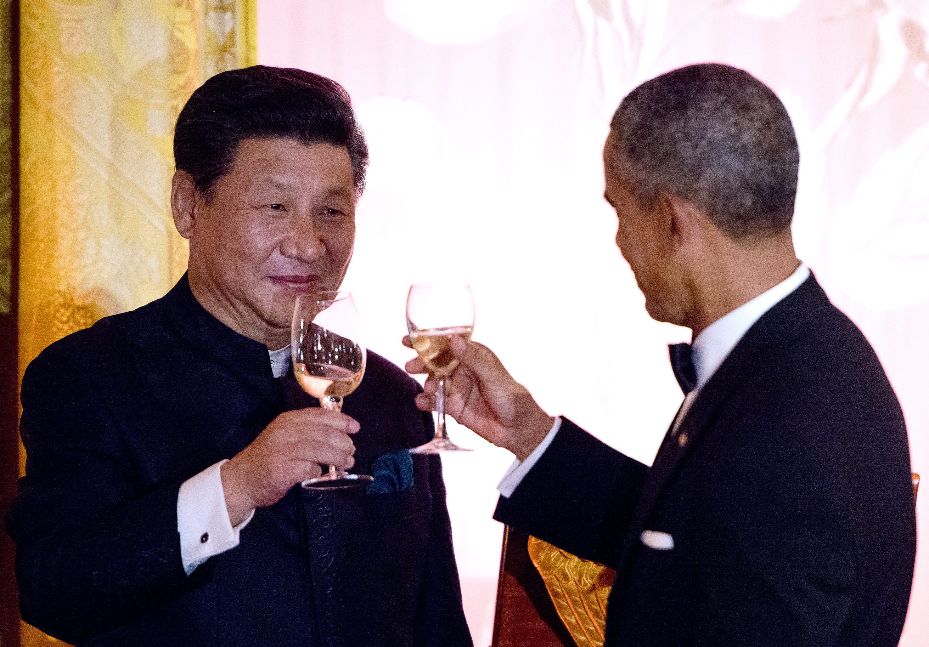 epa04949953 US President Barack Obama (R) and Chinese President Xi Jinping (L) exchange toasts during a State Dinner in the East Room of the White House in Washington, DC, USA, 25 September 2015. Xi is in the USA on a weeklong official visit. EPA/RON SACHS/POOL BEST QUALITY AVAILABLE