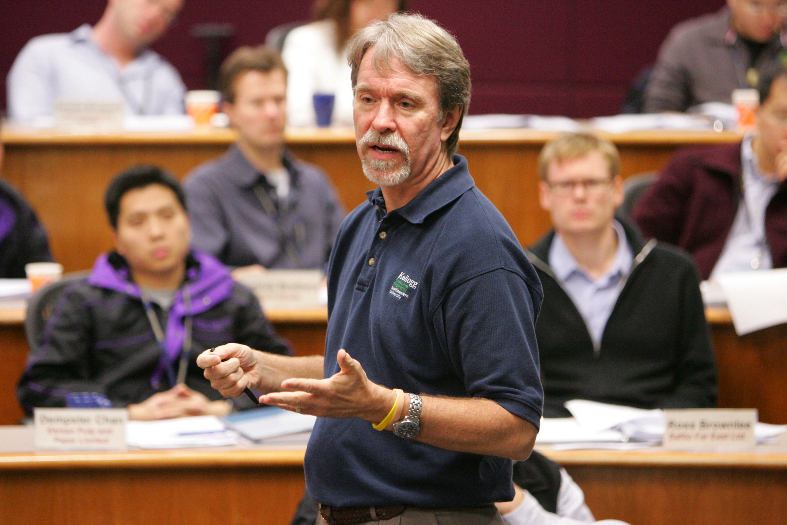 Northwestern University's Kellogg School of Management Professor Keith Murnighan lectures in class.