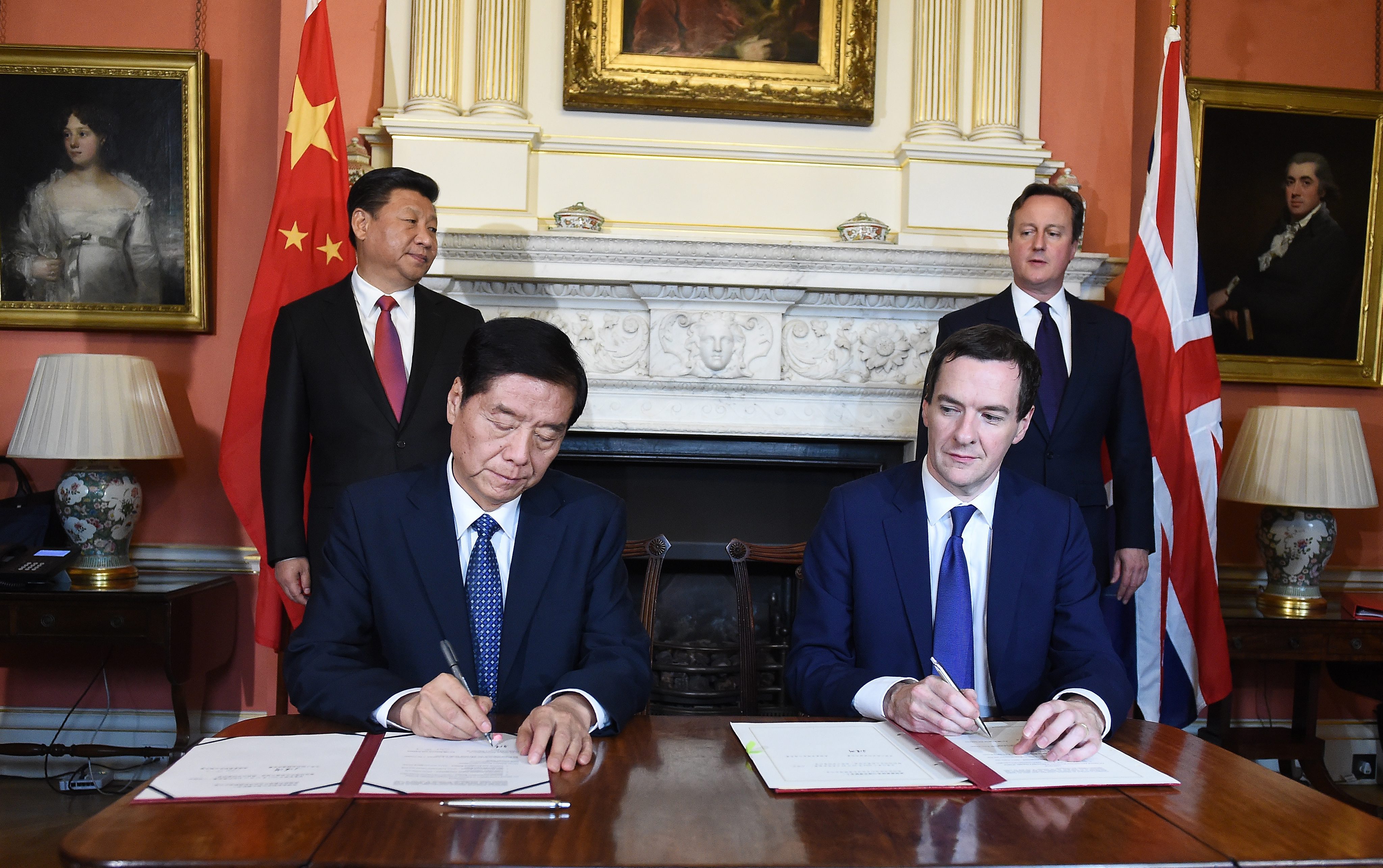 epa04987303 British Chancellor of the Exchequer George Osborne (2-R) Minister of the General Administration of Customs, Yu Guangzhou (2-L) member of the Chinese delegation during a signing ceremony on infrastructure with British Prime Minister David Cameron (R) and Chinese President Xi Jinping (L) at the British Prime Minister's London residence, 10 Downing Street, in central London, Britain, 21 October 2015. President Xi Jinping arrived in Britain on 19 October 2015 for a three-day state visit. This is the first state visit to Britain by a Chinese leader since 2005. EPA/ANDY RAIN / POOL REPEAT TRANSMISSION: ADDING OF CHINESE DELGATION MEMBER