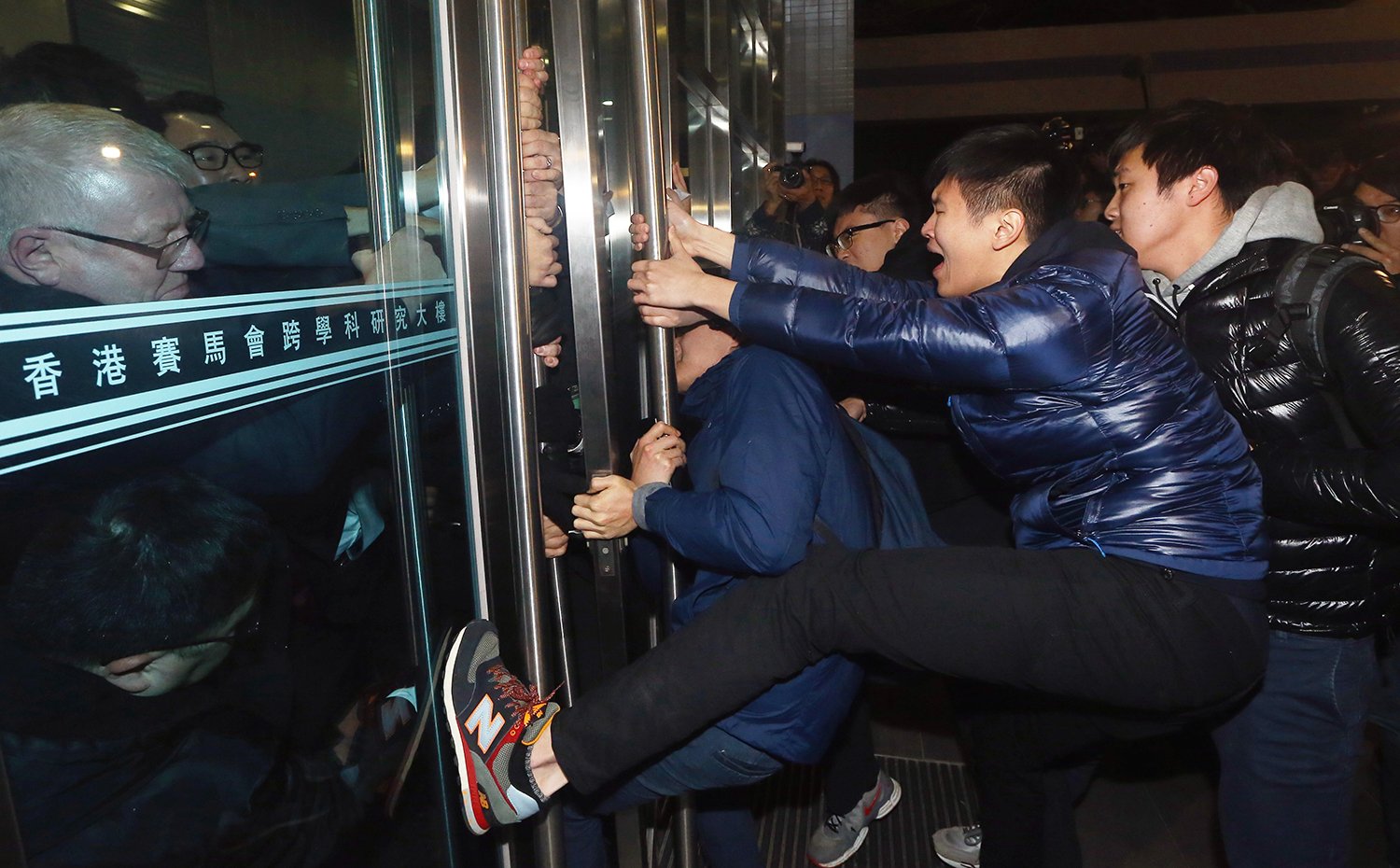 HKU students try to break into the The Hong Kong Jockey Club Buildingg For Interdisciplinary Research on Sassoon Road in Pok Fu Lam, where Chairman of the governing Council of the University of Hong Kong Arthur Li Kwok-cheung is. Li refused to talk to students. 26JAN16 SCMP/ Sam Tsang