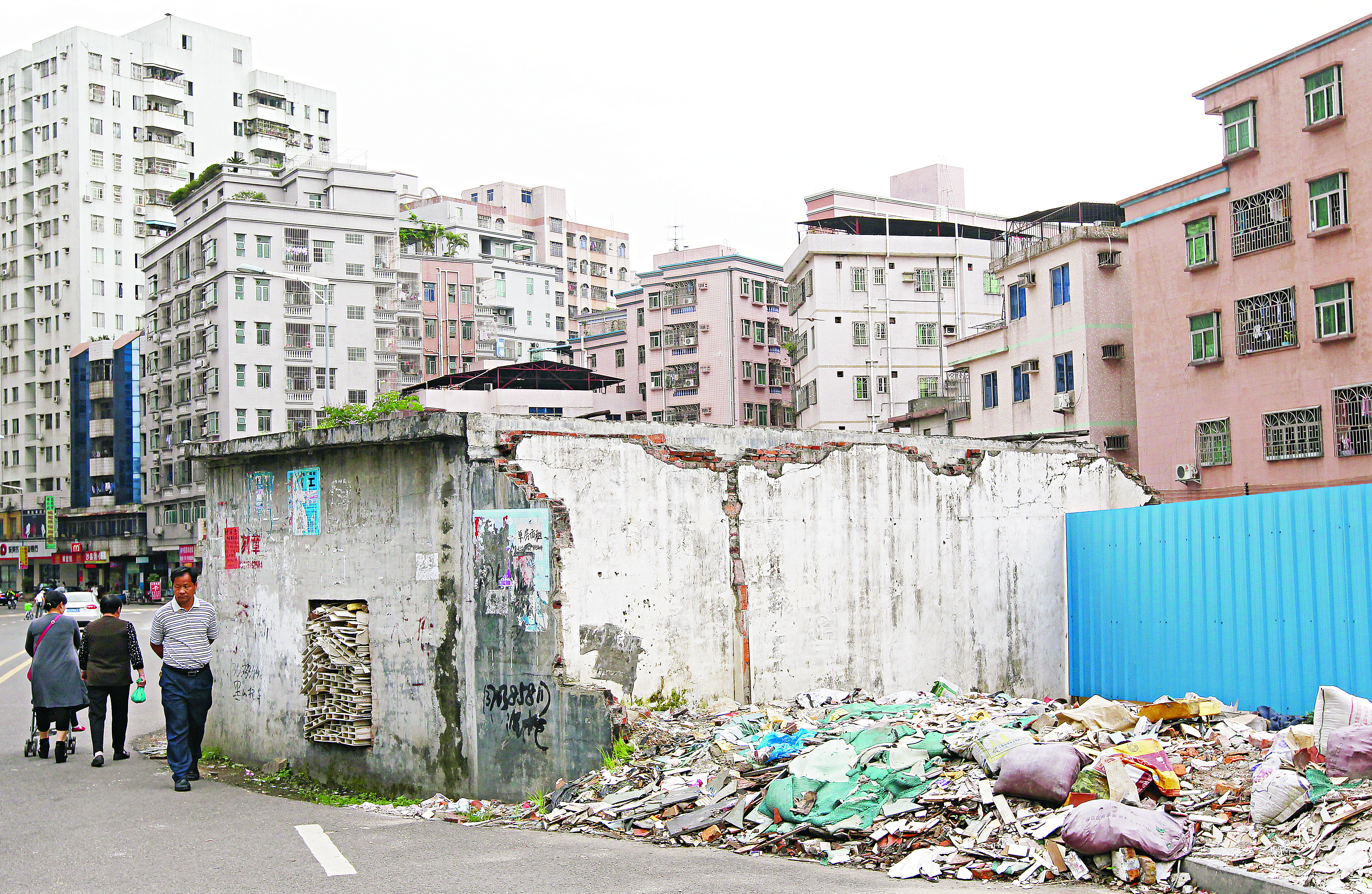 The redevelopment site in "Luo Wu Chun", Dongguan, where a resident still not move out. 02MAY13