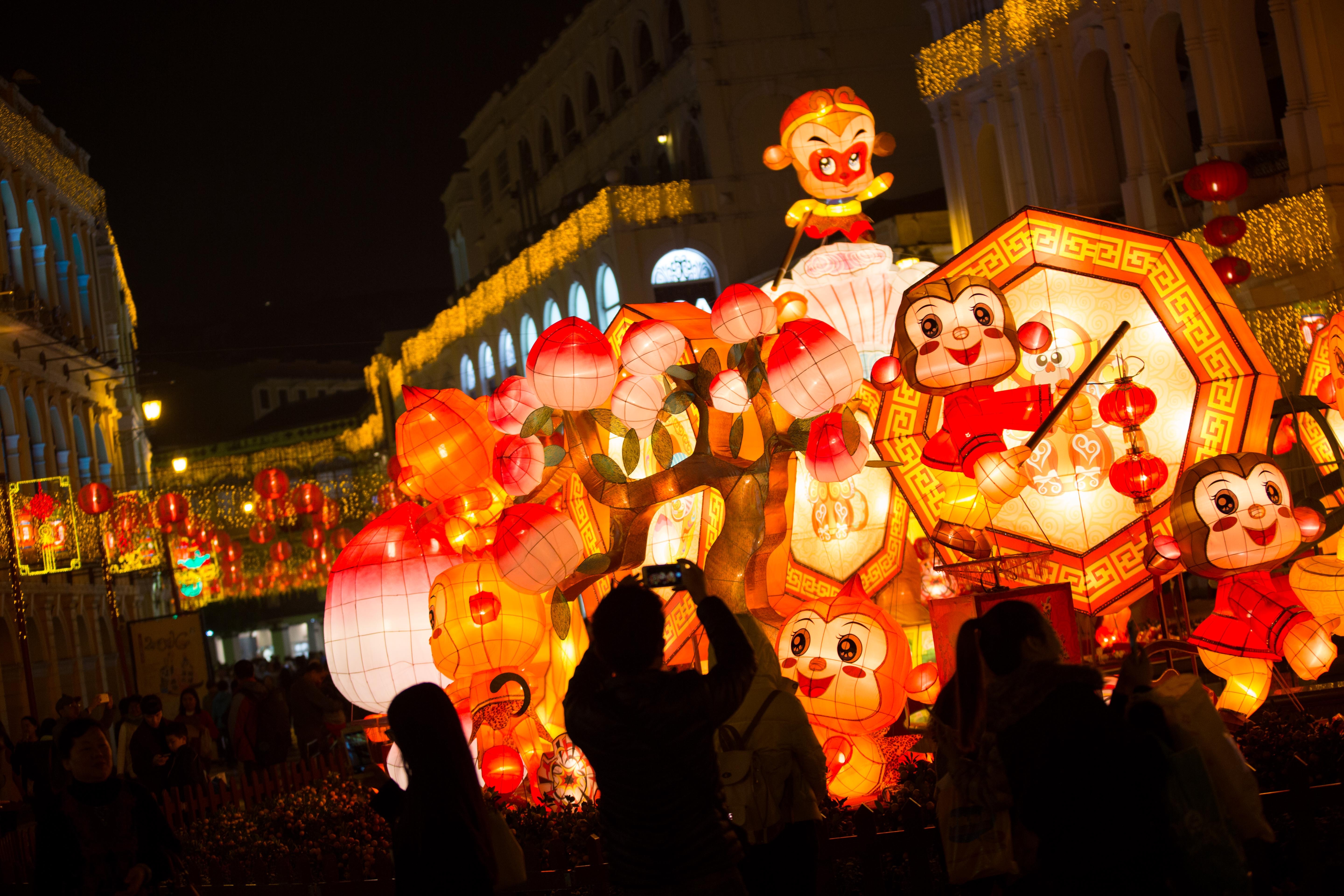 (160130) -- MACAO, Jan. 30, 2016 (Xinhua) -- People view lanterns themed on monkeys to greet the upcoming Spring Festival in Macao, south China, on Jan. 29, 2016. The Spring Festival, or the Chinese Lunar New Year, will fall on February 8 this year. According to Chinese zodiac, 2016 is the Year of the Monkey. (Xinhua/Cheong Kam Ka) (zx)
