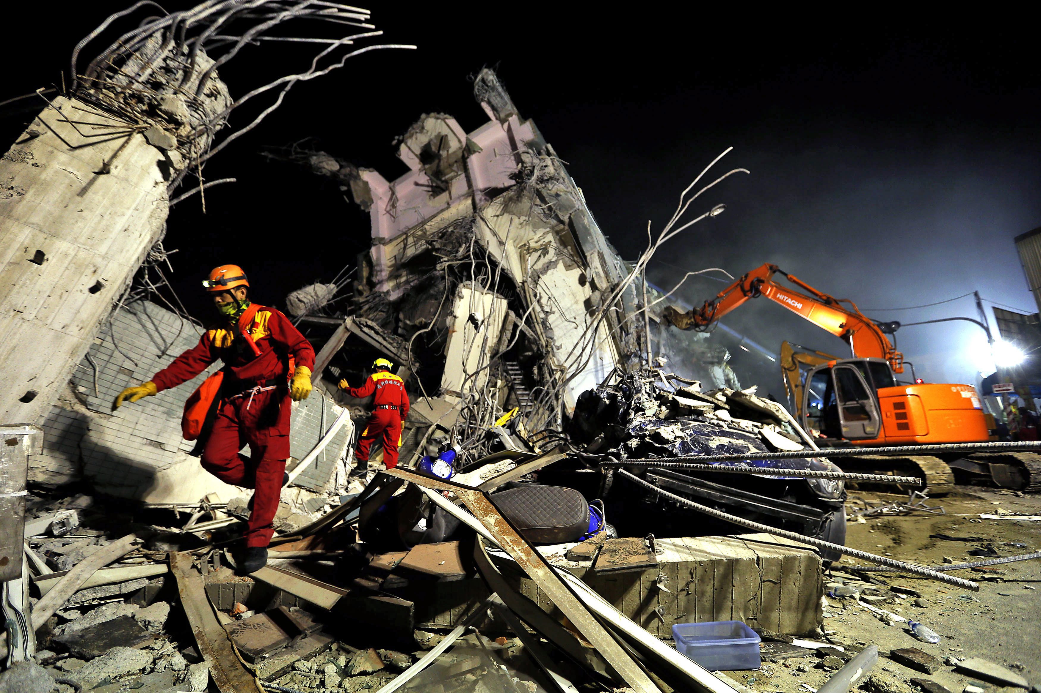 epa05145966 Rescuers remove debris as they continue to search for survivors from a collapsed building following a 6.4 magnitude earthquake struck the area in Tainan City, south Taiwan, Taiwan, 06 February 2016. At least eight people, including an infant, were killed and hundreds injured when a 6.4-magnitude earthquake struck southern Taiwan early 06 February 2016, authorities said. A 17-storey apartment building collapsed in Tainan City's Yungkang district. It was said to be home to about 250 people in 96 households, according to the Central Emergency Operation Center. EPA/RITCHIE B. TONGO