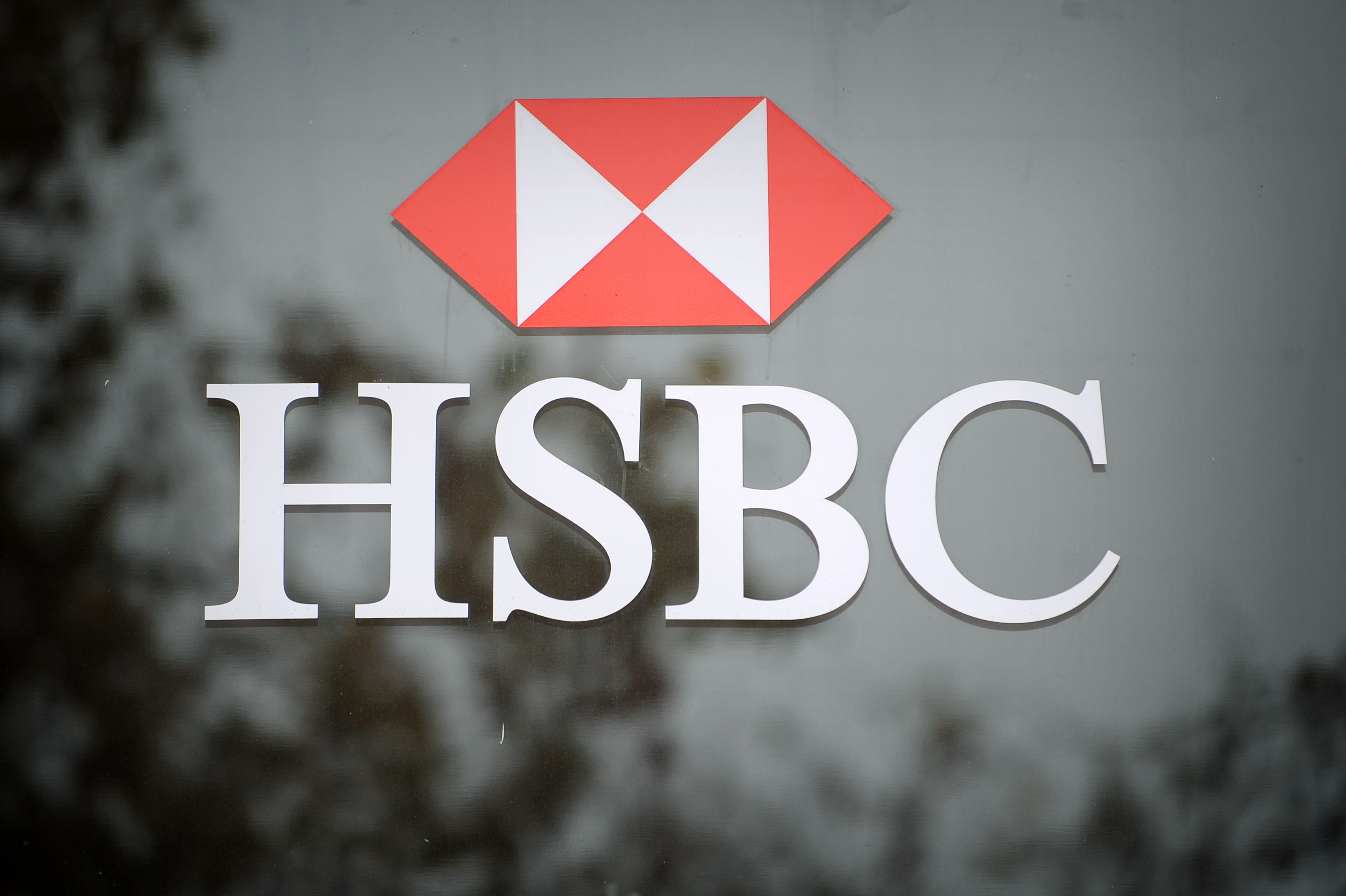 (FILES) This file photo taken on November 24, 2009 shows the logo of British banking giant HSBC in Paris. British banking giant HSBC is to pay more than $600 million to US authorities for its abusive mortgage lending and foreclosure practices in the housing market, officials said February 5, 2016. / AFP / LIONEL BONAVENTURE