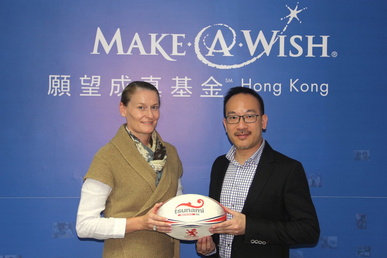 Lisa Foley (left), chairman of the GFI HKFC Tens organising committee, with Kalmond Ma, executive director of Make-A-Wish Hong Kong. Photo: GFI HKFC Tens