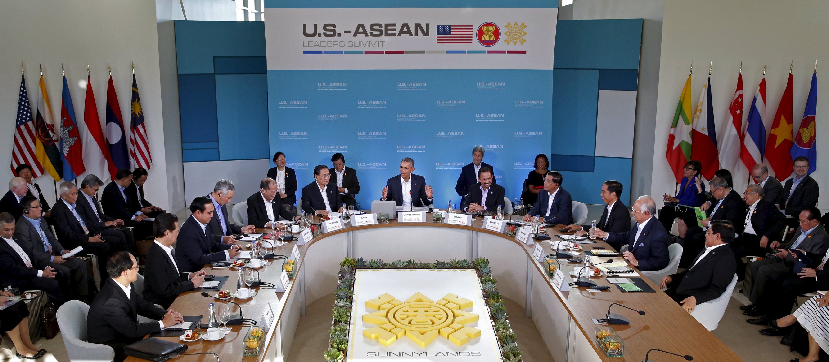 U.S. President Barack Obama makes opening remarks at the 10-nation Association of Southeast Asian Nations (ASEAN) summit at Sunnylands in Rancho Mirage, California February 15, 2016. Obama will press leaders from Southeast Asia to boost trade and back a common stance on the South China Sea this summit that the White House hopes will solidify U.S. influence in the region.REUTERS/Kevin Lamarque