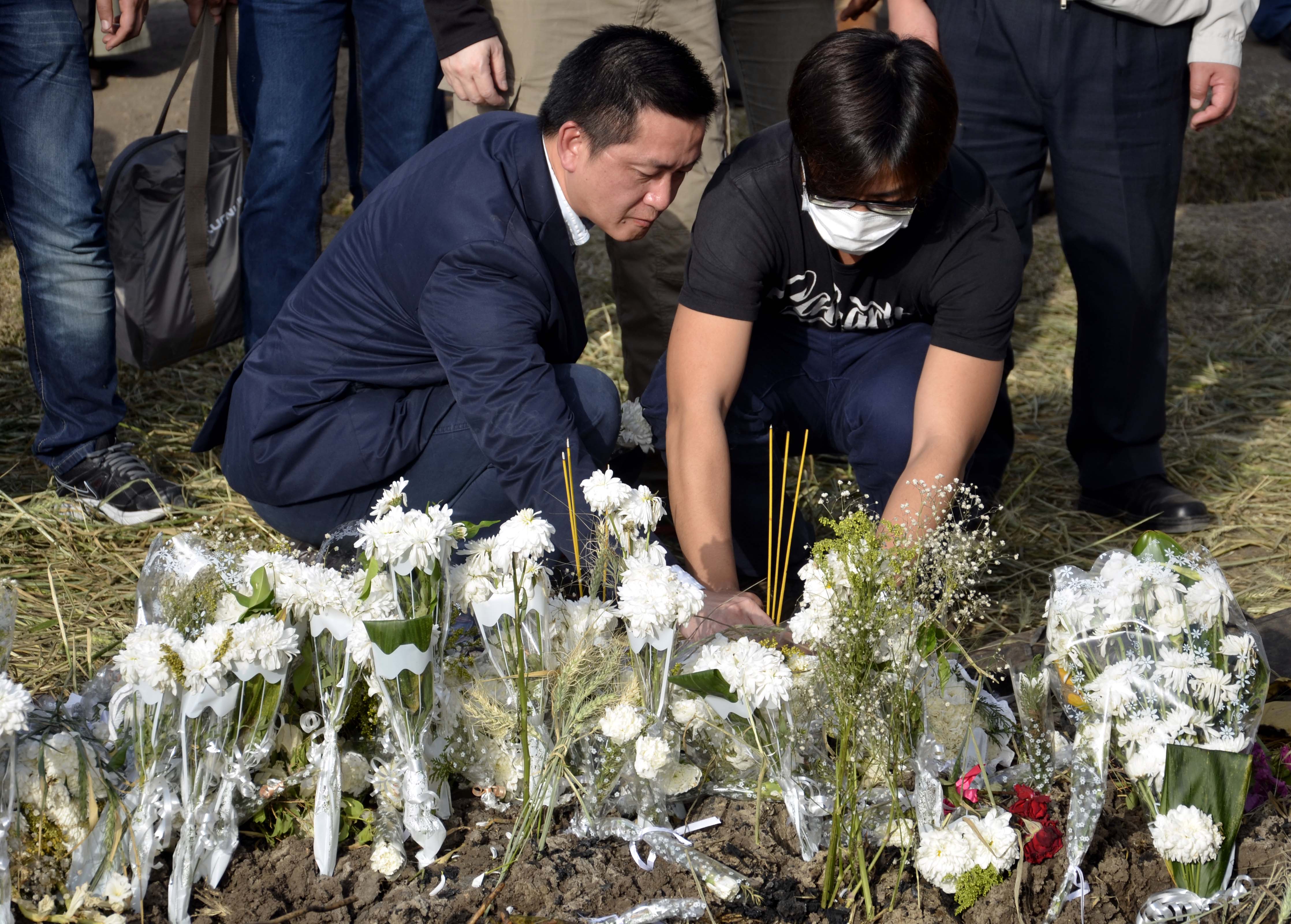 Relatives of Hong Kong victims mourn at the crash site in 2013. Photo: Xinhua