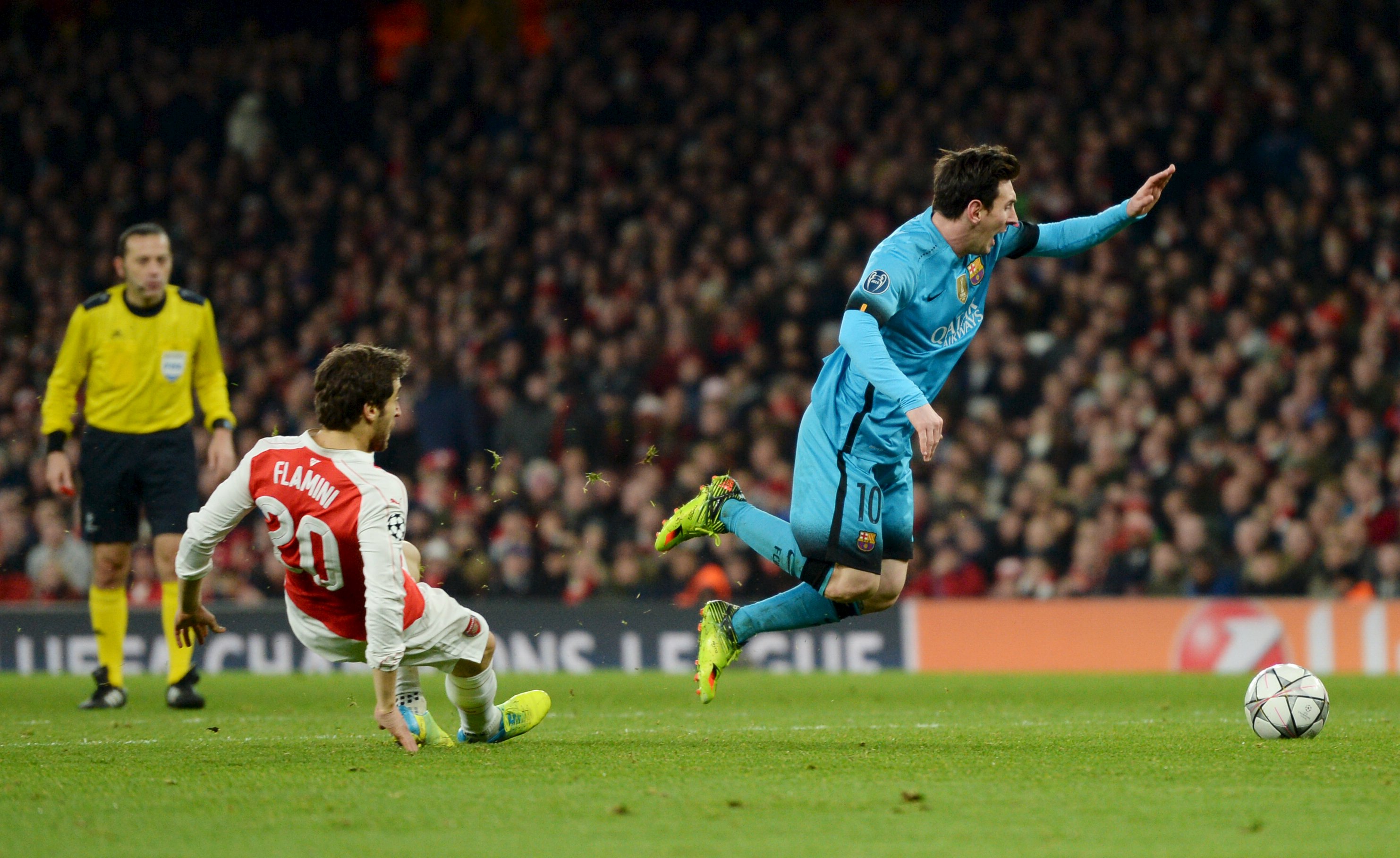 Lionel Messi picks up a penalty after being fouled by Arsenal's Mathieu Flamini. Photo: Reuters
