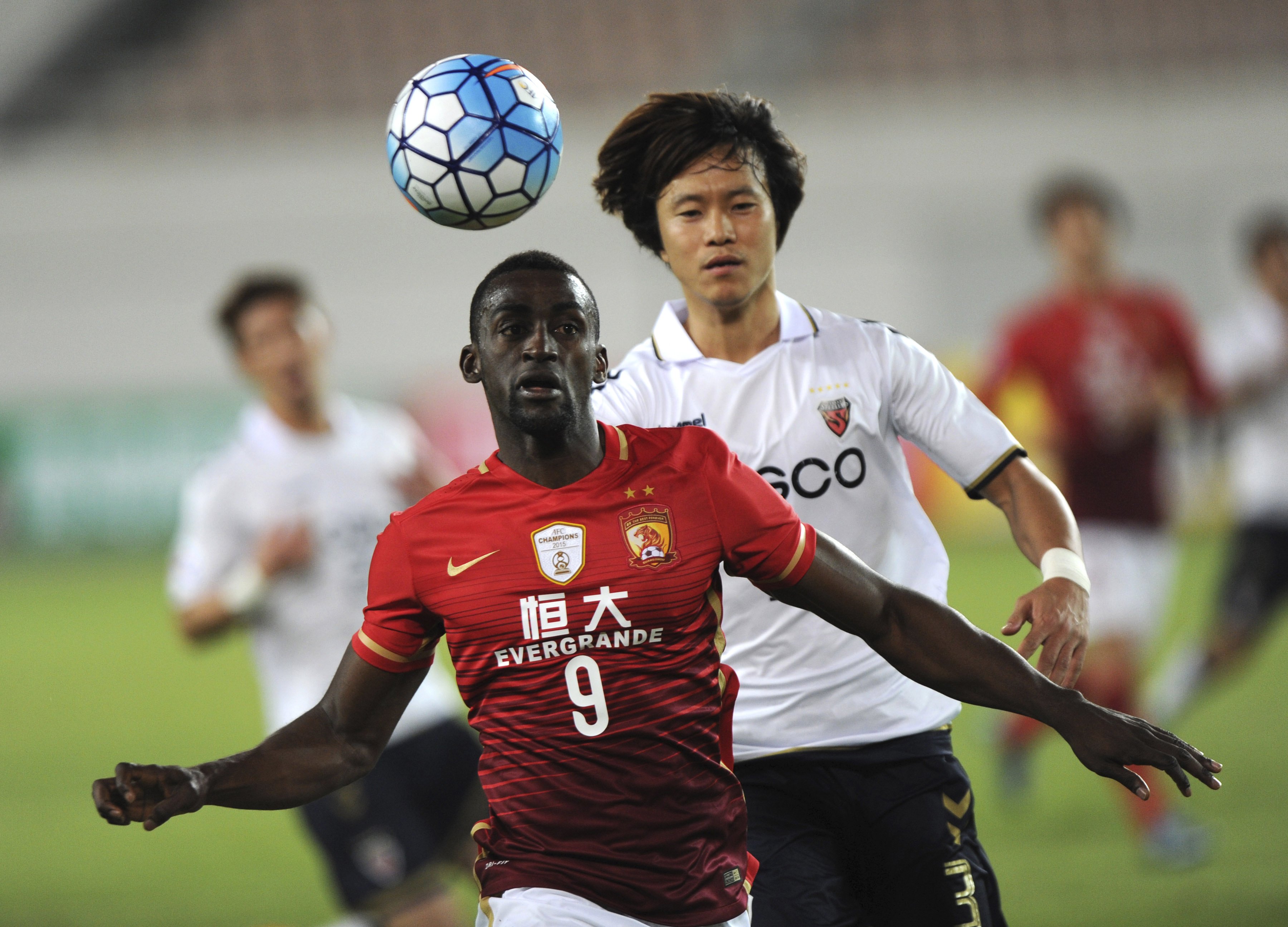 Guangzhou Evergrande's Jackson Martinez fights for the ball against Pohang Steelers’ Kim Kwang-suk during their group H soccer match at the AFC Champions League at Tianhe stadium. Photo: AP