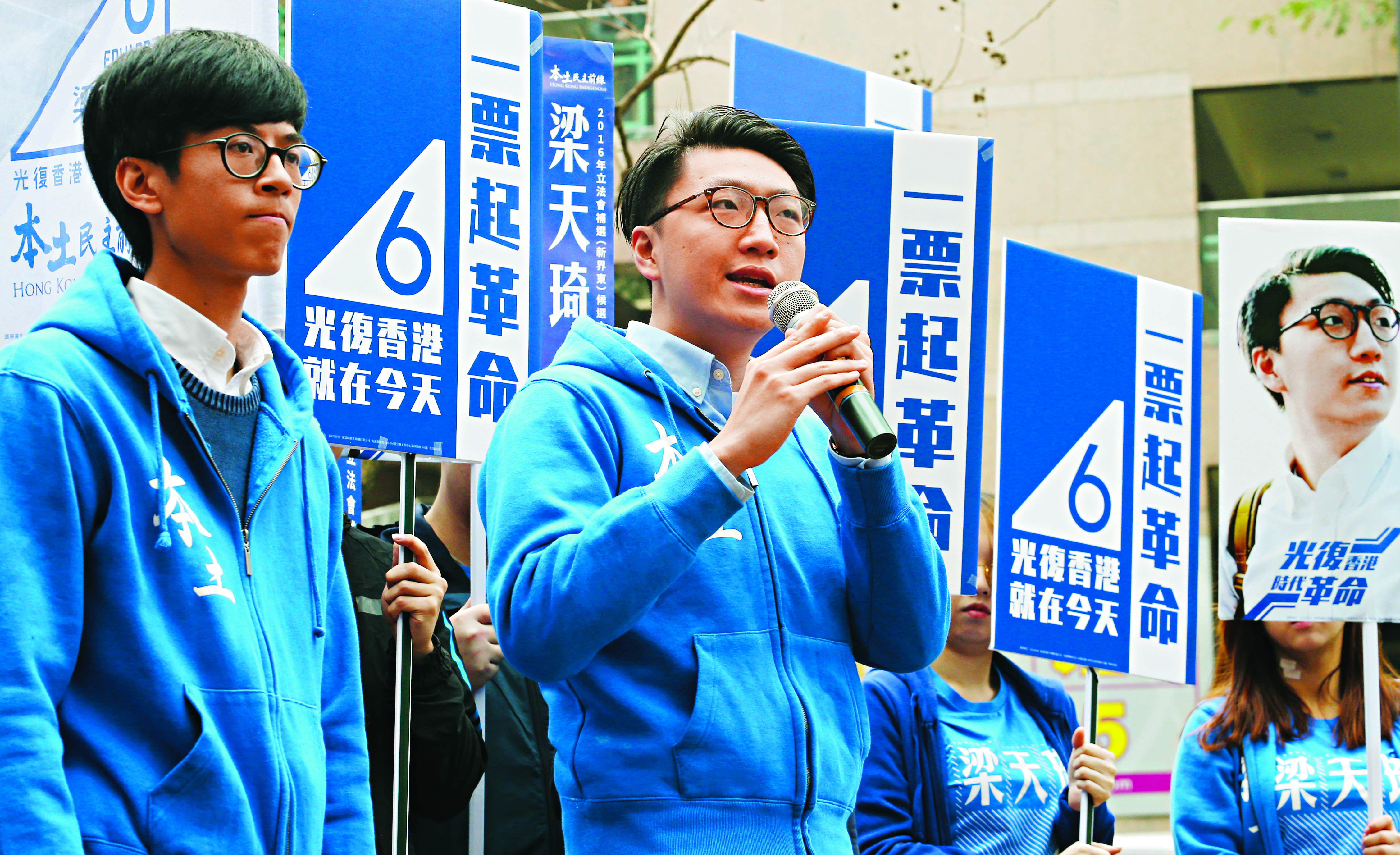 New Territories East by-election candidate Edward Leung (right) at a rally in Sheung Shui. Photo: Felix Wong