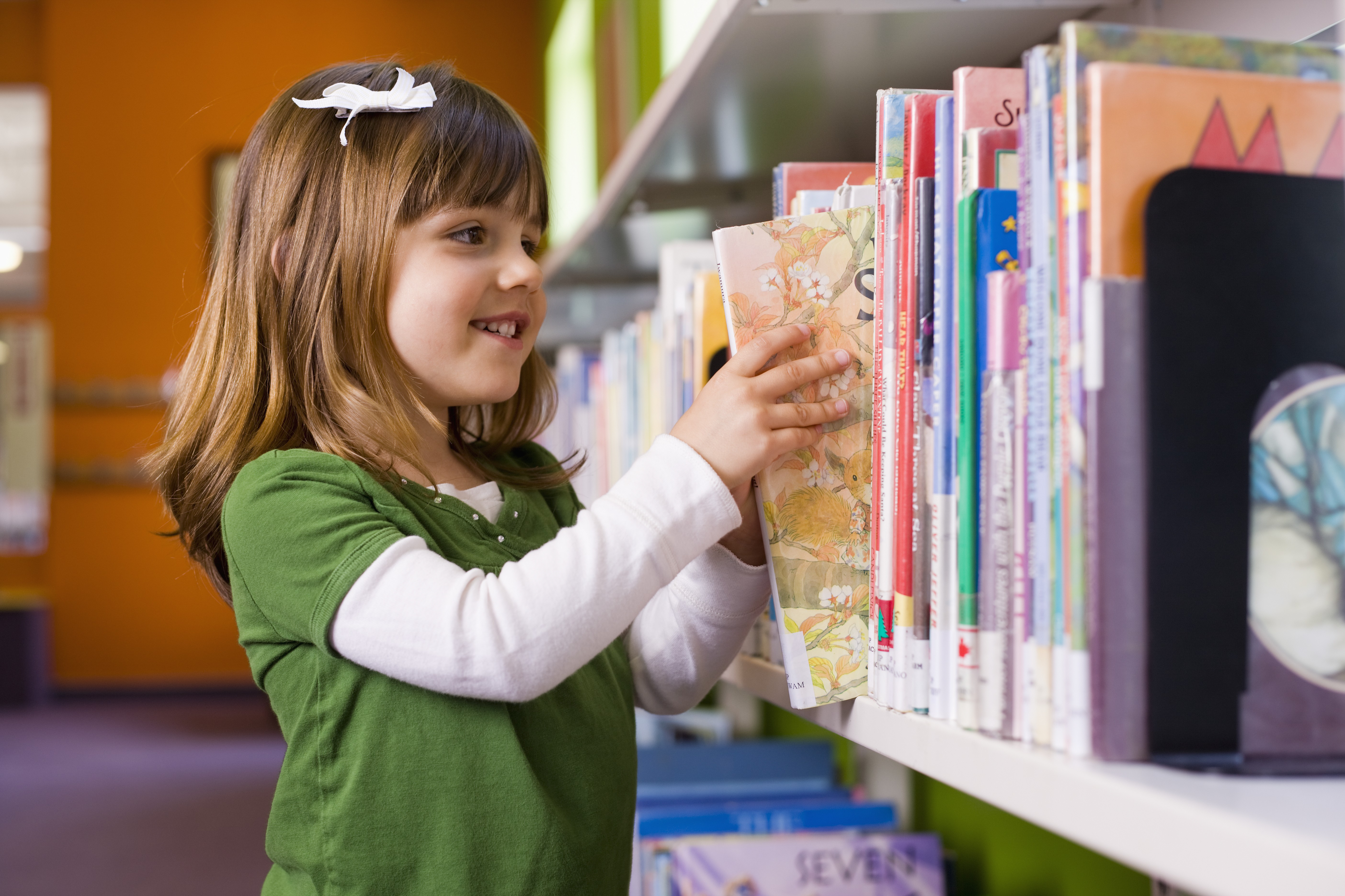 Сайт книга дети. Дети в библиотеке. Библиотека для малышей. Ребенок выбирает книгу. Книжки руками детей.