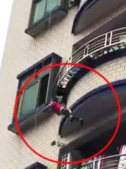Chinese toddler Xiaojing is pictured falling from a fifth-floor balcony in Dongguan on Tuesday. Photo: Sina