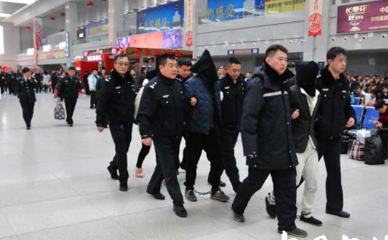 Drug gang suspects escorted by the police. Photo:Qq.com
