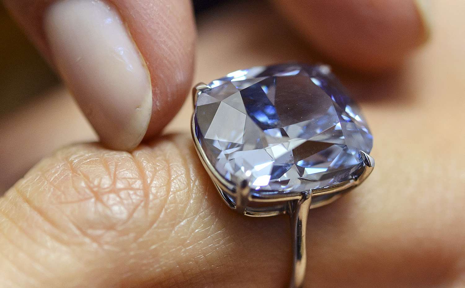 A Chinese customer claims she lost a diamond ring and pendant together worth 300,000 yuan after the contents of an express delivery parcel went missing. File photo: AP