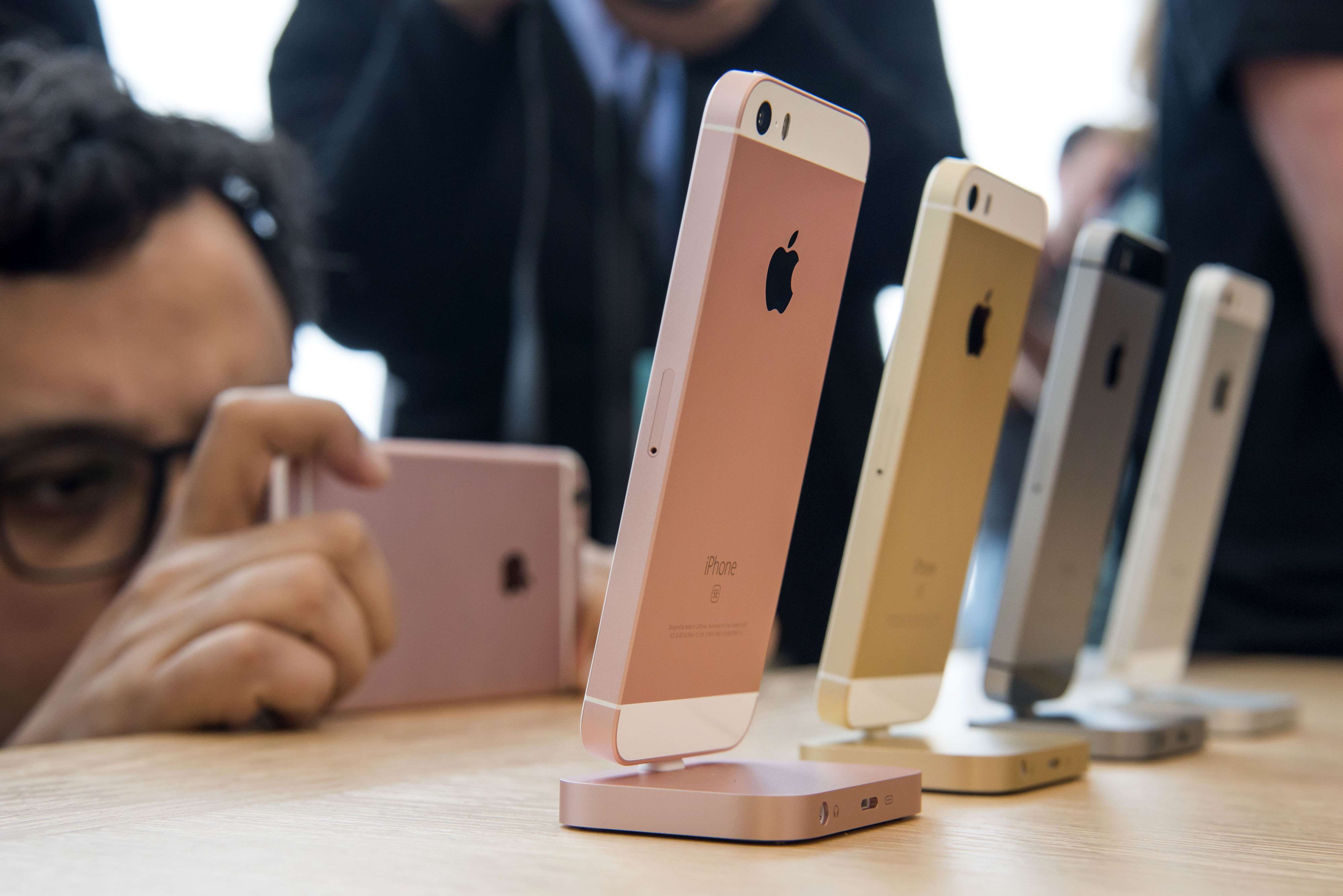 Apple sets sights smaller with new iPhone SE, same size as old 5S