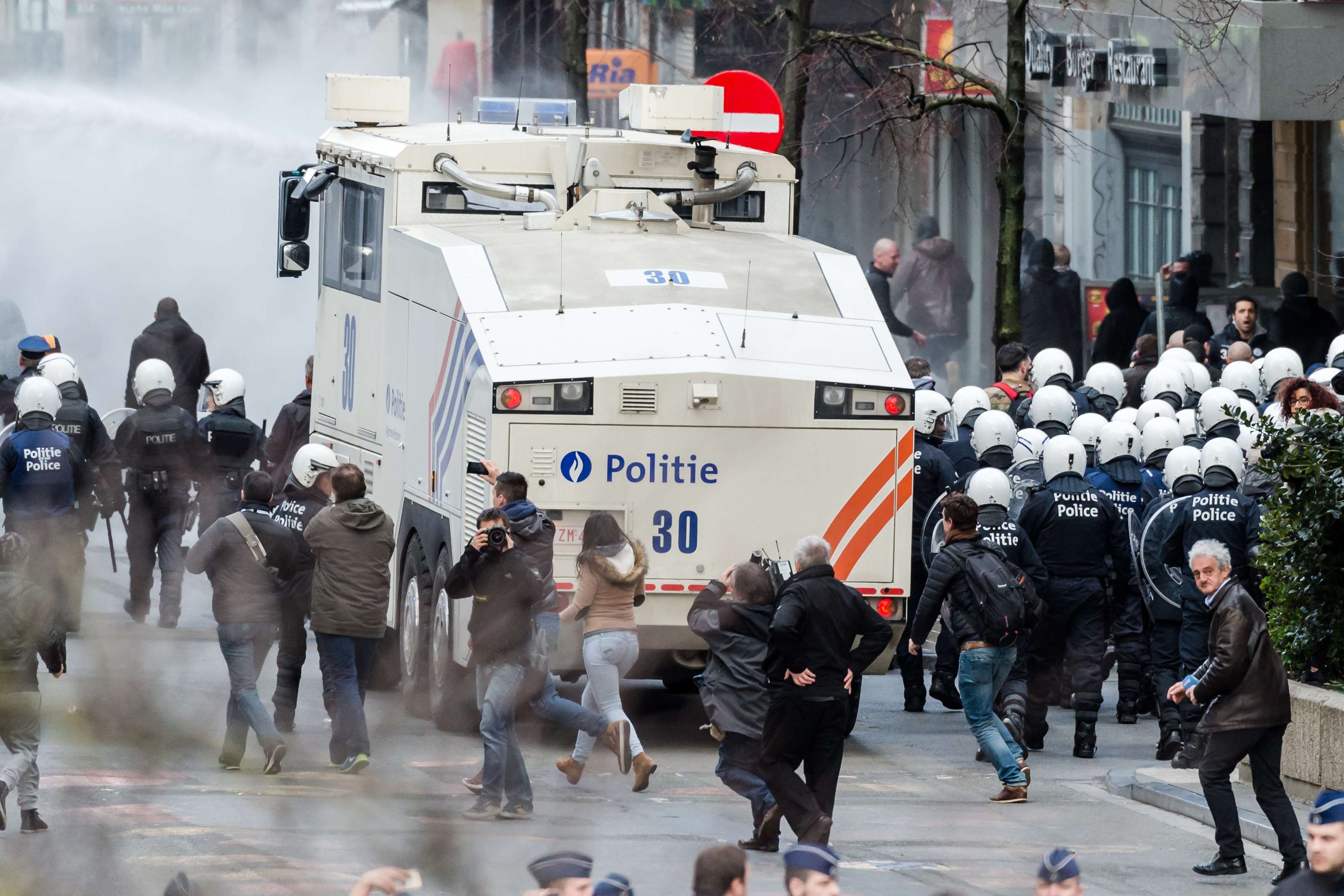 Теракт в бельгии. Водометы в полиции. Митинги в Бельгии. Полиция Бельгии водомёт. Полиция Бельгии.