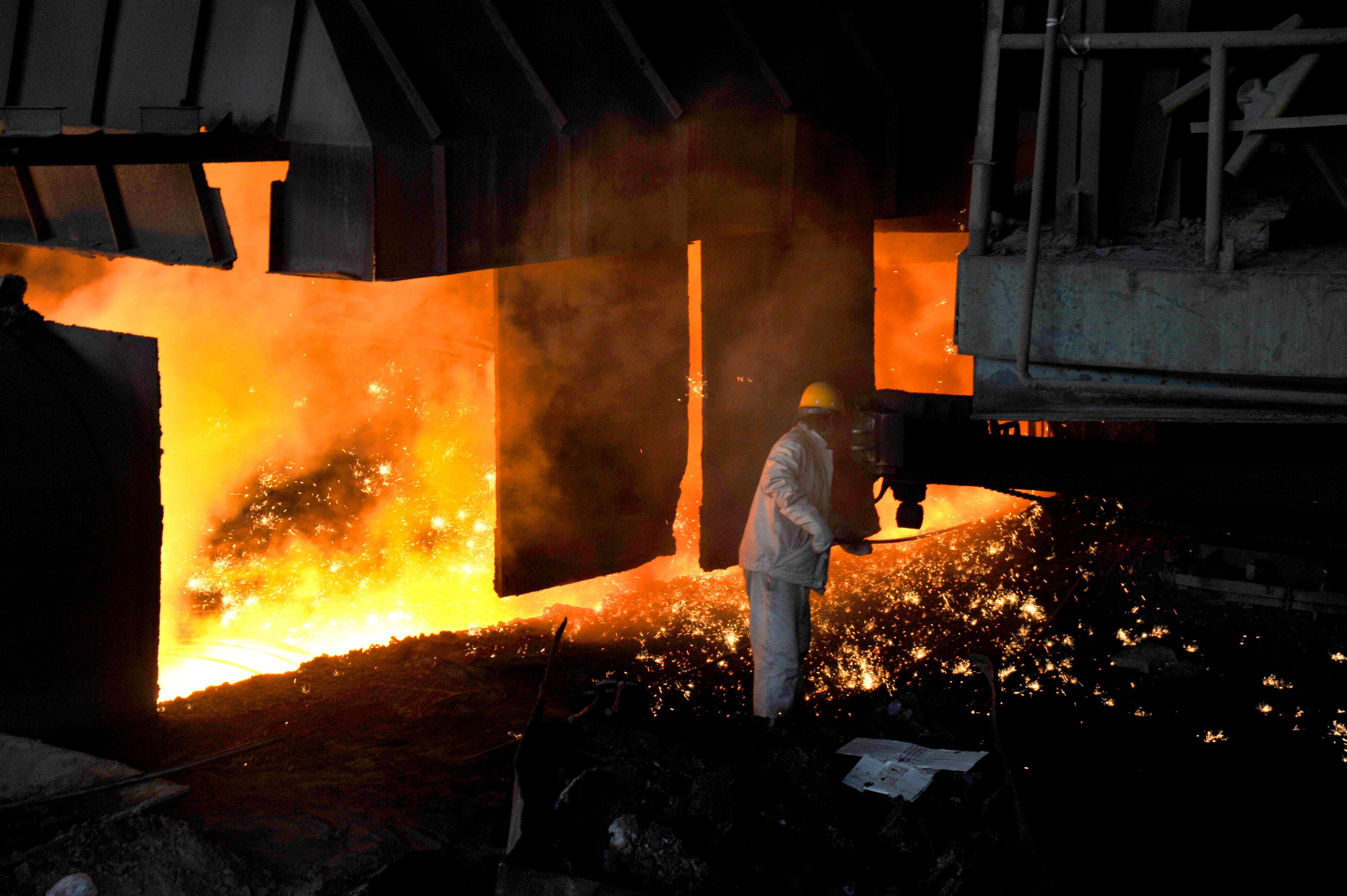Chinese steelmakers reported huge losses this year, battered by plunging prices and massive market overcapacity amid the country’s economic slowdown. Photo: Xinhua