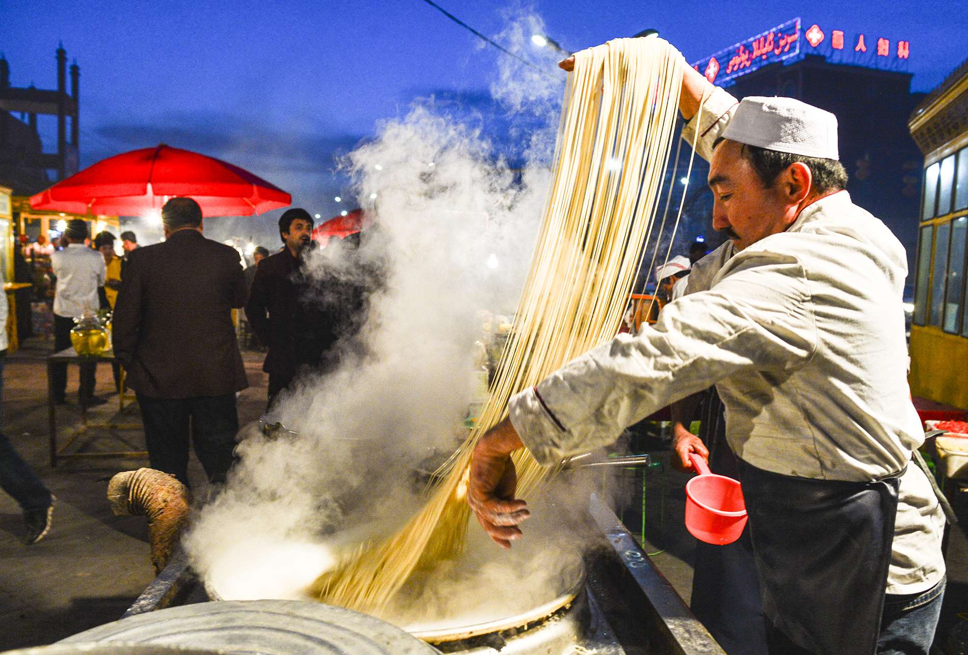 A file picture of a Uygur stall holder making noodles in Bachu county in Xinjiang. Hundreds of people have died in attacks blamed by the authorities on Islamist militants in the region over the past two years. Photo: Xinhua