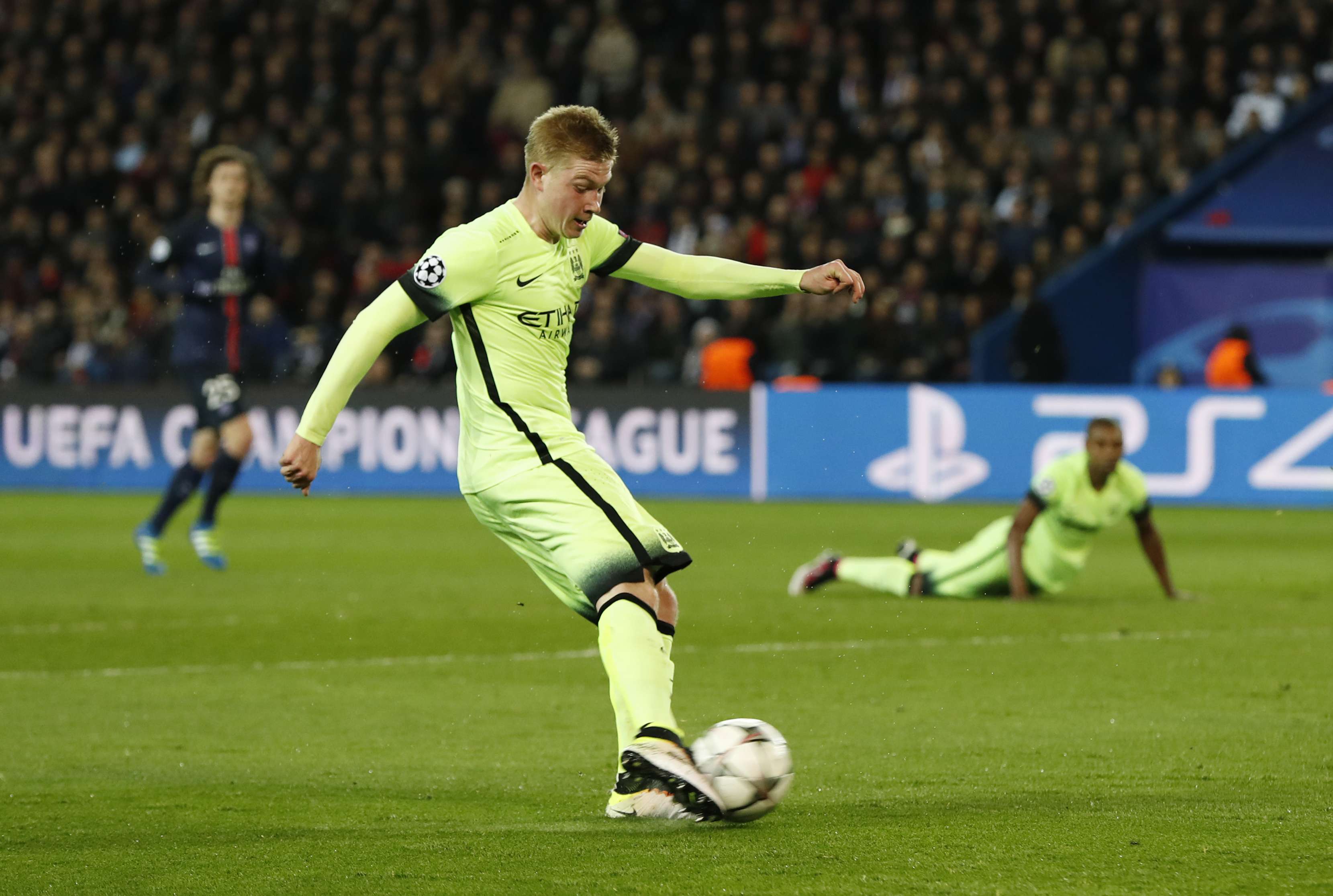 Kevin de Bruyne scores the first goal for Manchester City. Photo: Reuters
