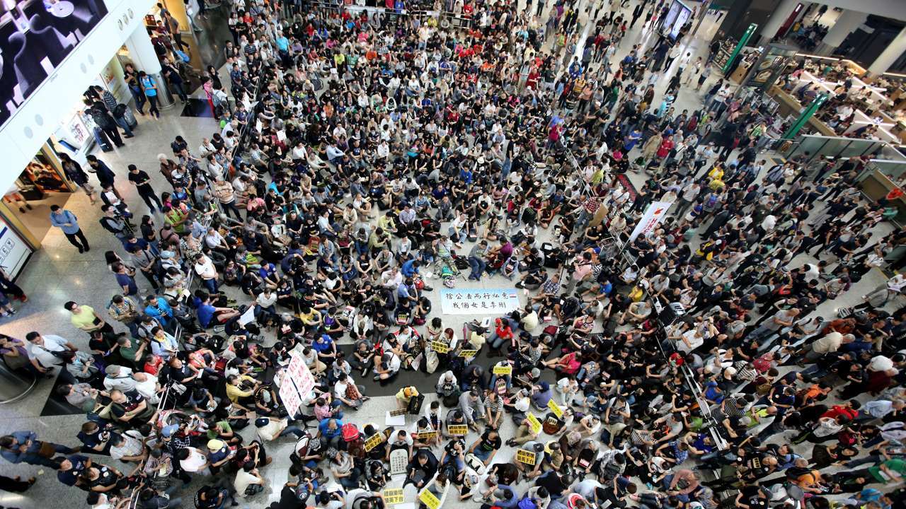 The sit-in at the arrival hall on Sunday. Organisers put the crowd at 2,500, while police said about 1,000 people took part. Photo: Edward Wong