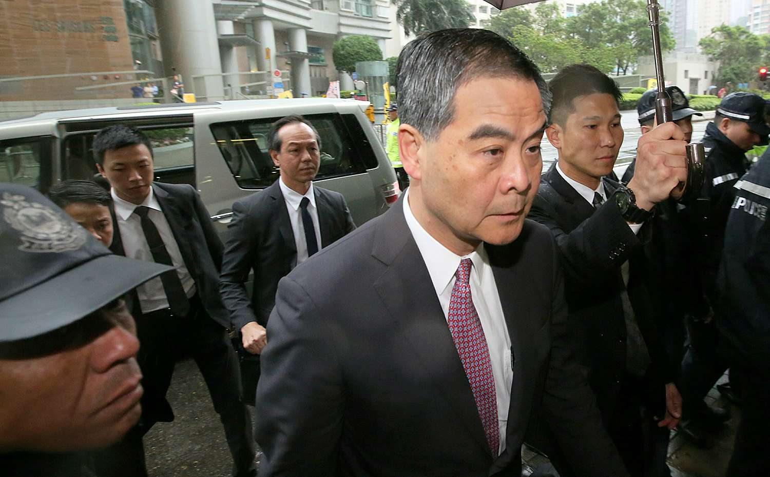 Chief Executive Leung Chun-ying arrived and entered the court at 9.30am. Photo: Edward Wong