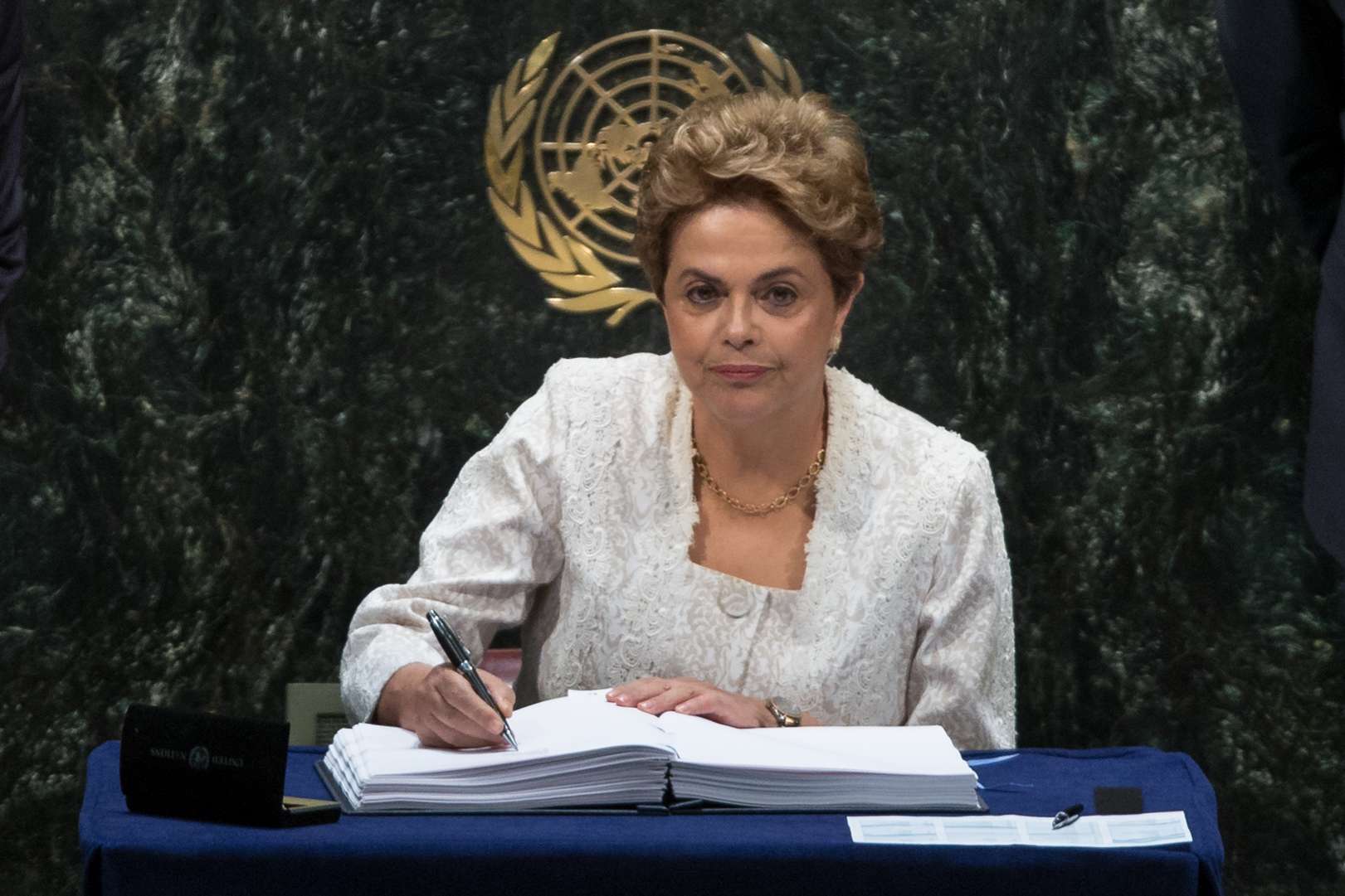 Brazilian President Dilma Rousseff signs the Paris climate agreement at the United Nations headquarters in New York. Photo: Xinhua