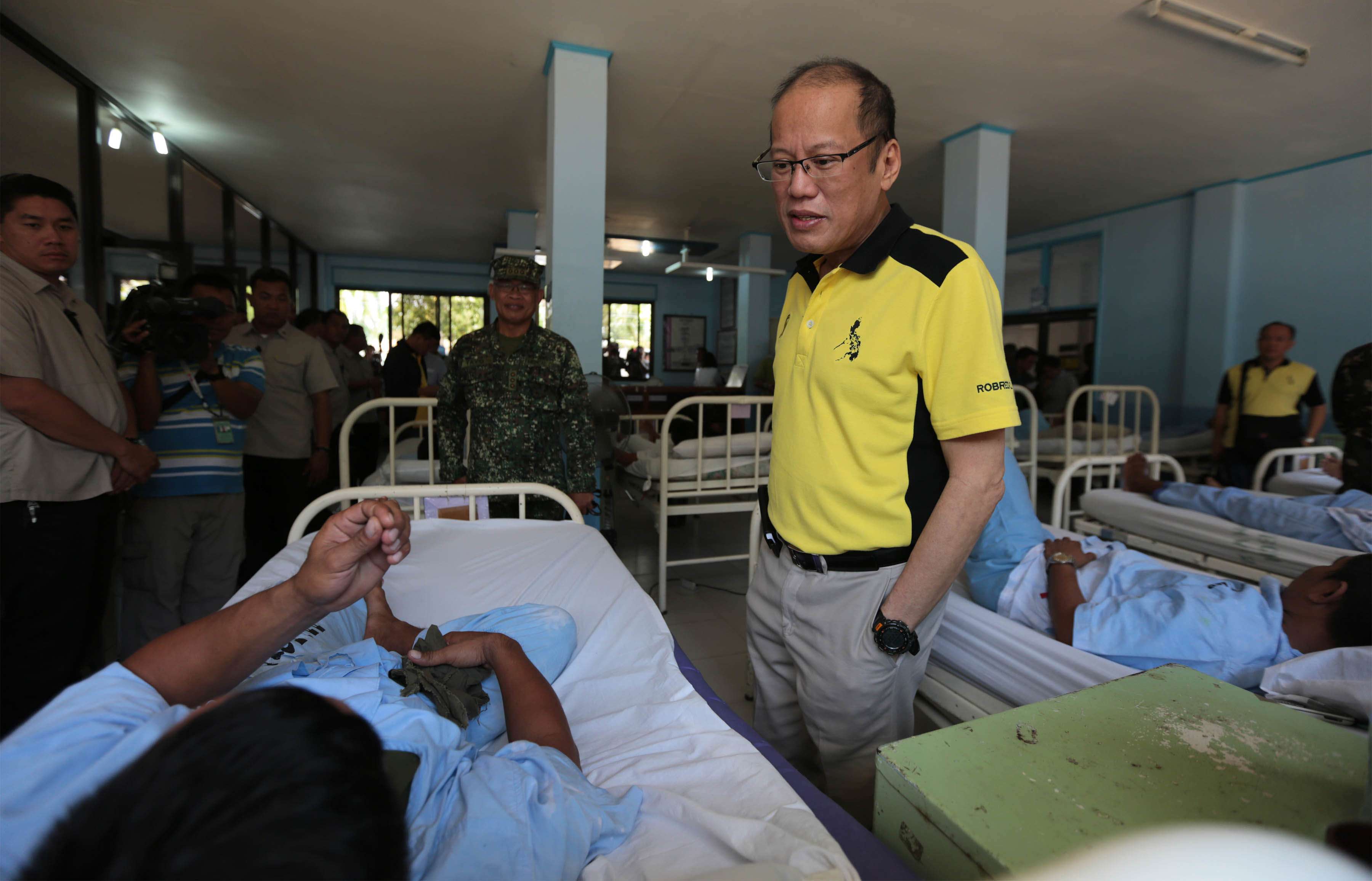 Philippine President Benigno Aquino visits a wounded soldier. Photo: AFP