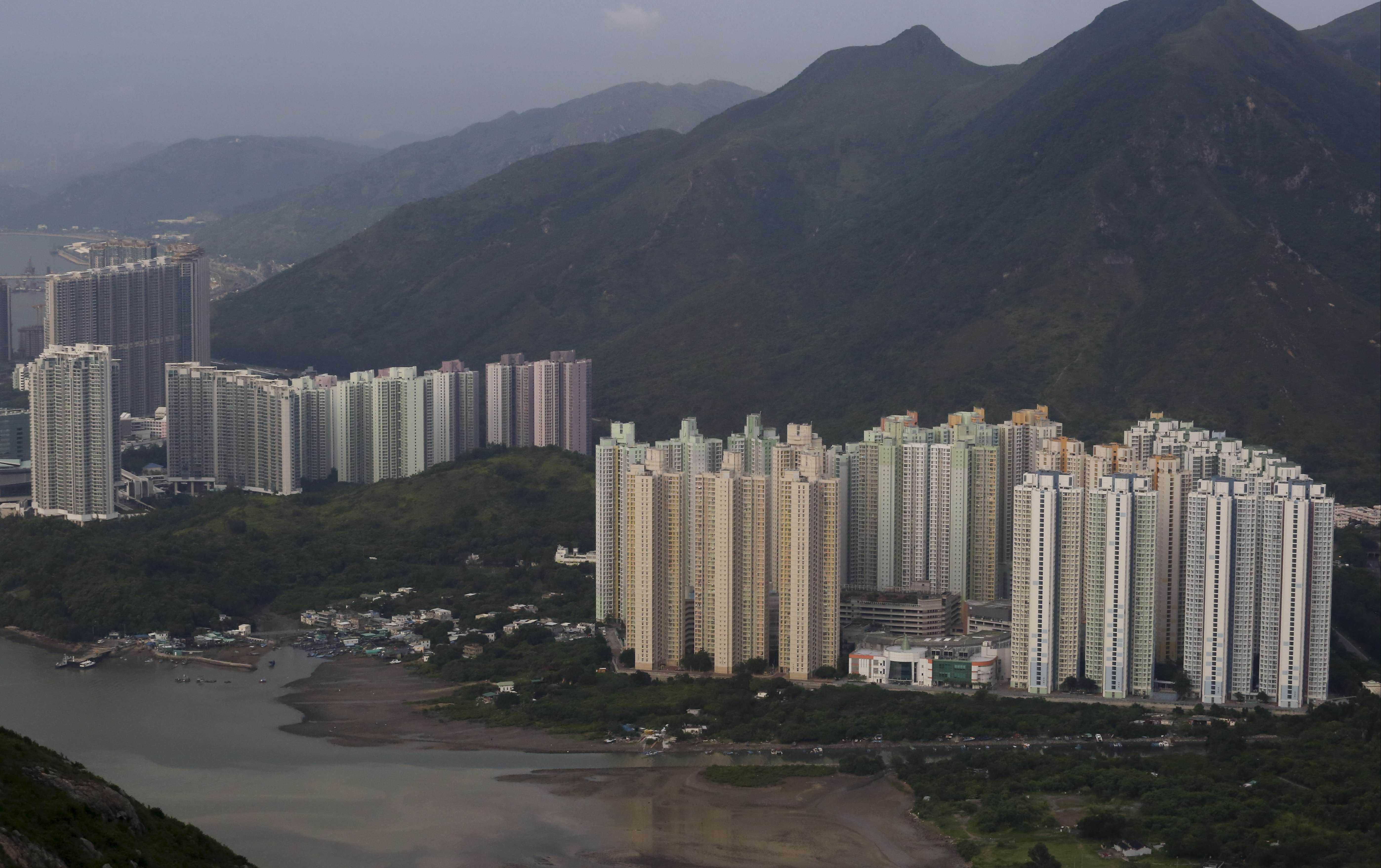 Tung Chung new town seen from the cable car. The basin of the encircling hills in which the town is situated traps pollution and shuts out prevailing winds. Photo: Felix Wong