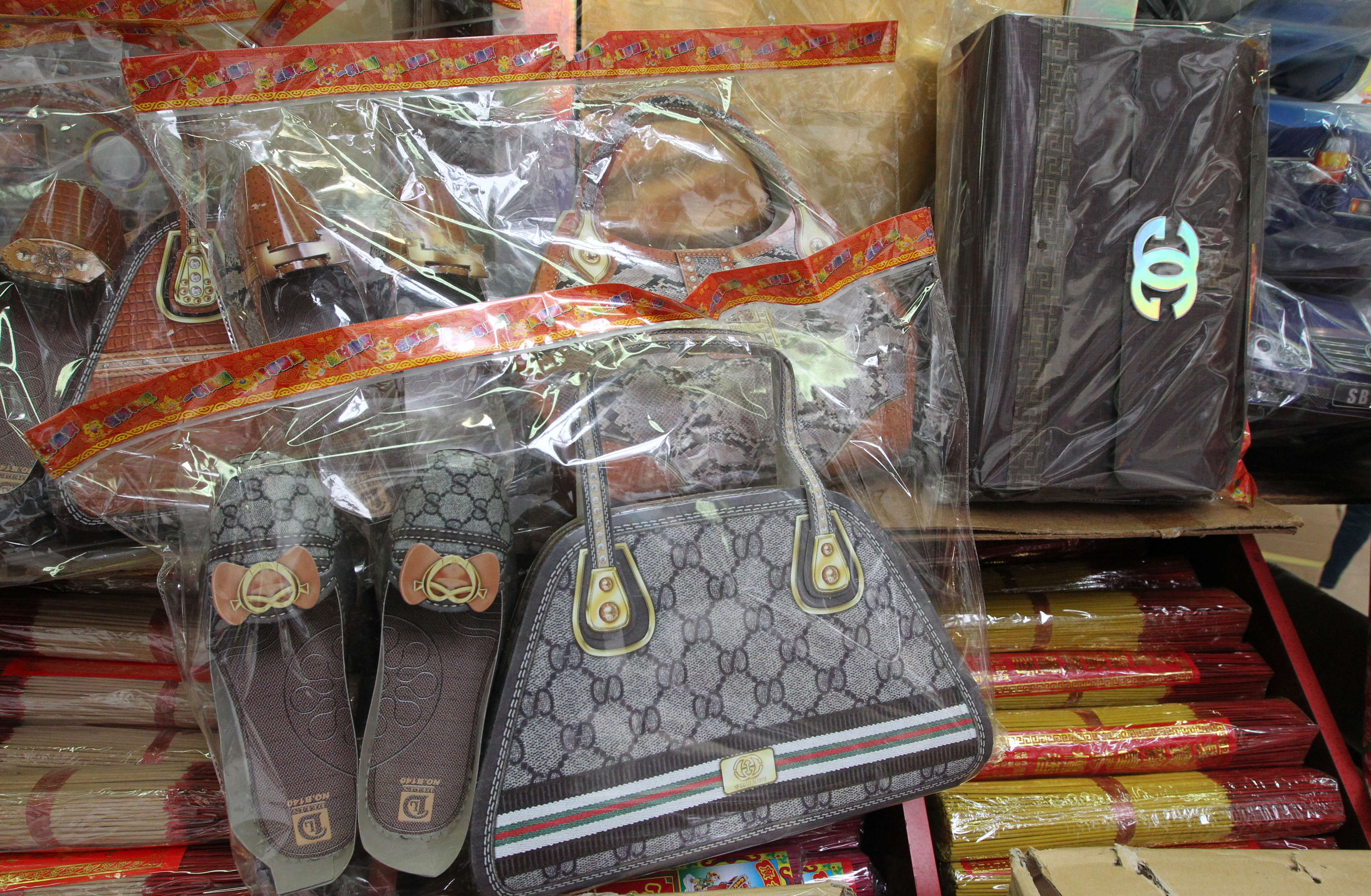 Gucci warns Hong Kong shops on paper fakes for funerals - BBC News