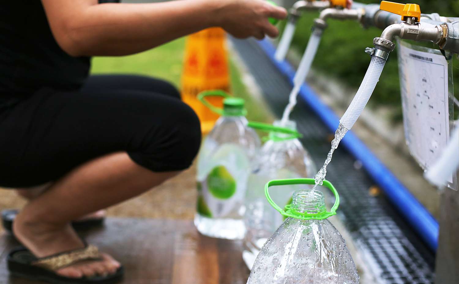 Residents collect fresh water from a temporary distribution point at Kai Ching Estate. Photo: Sam Tsang
