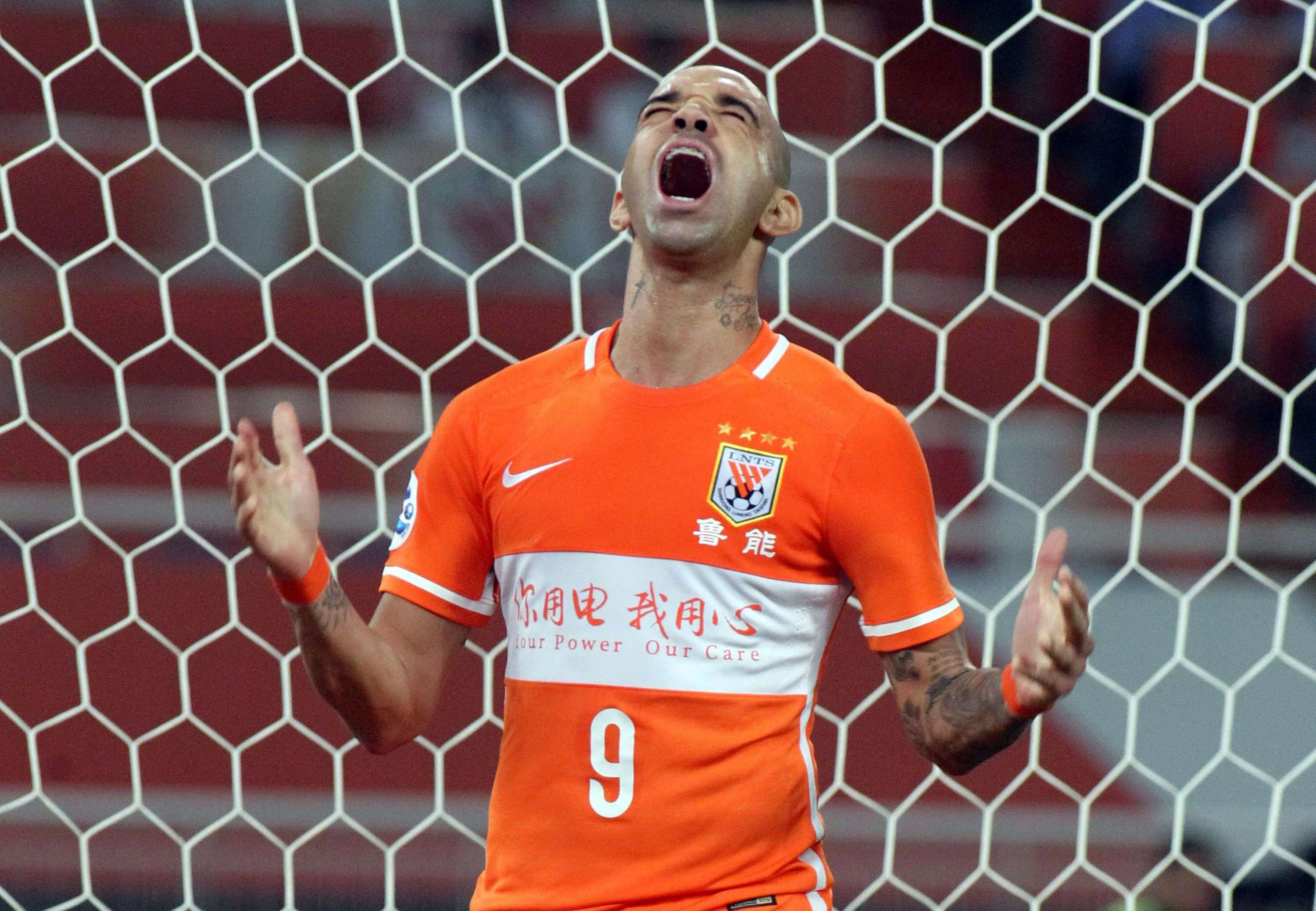 Diego Tardelli of Shangdong Luneng reacts after missing a goal in their AFC Champions League last-16, first-leg match in Jinan. Photo: AFP