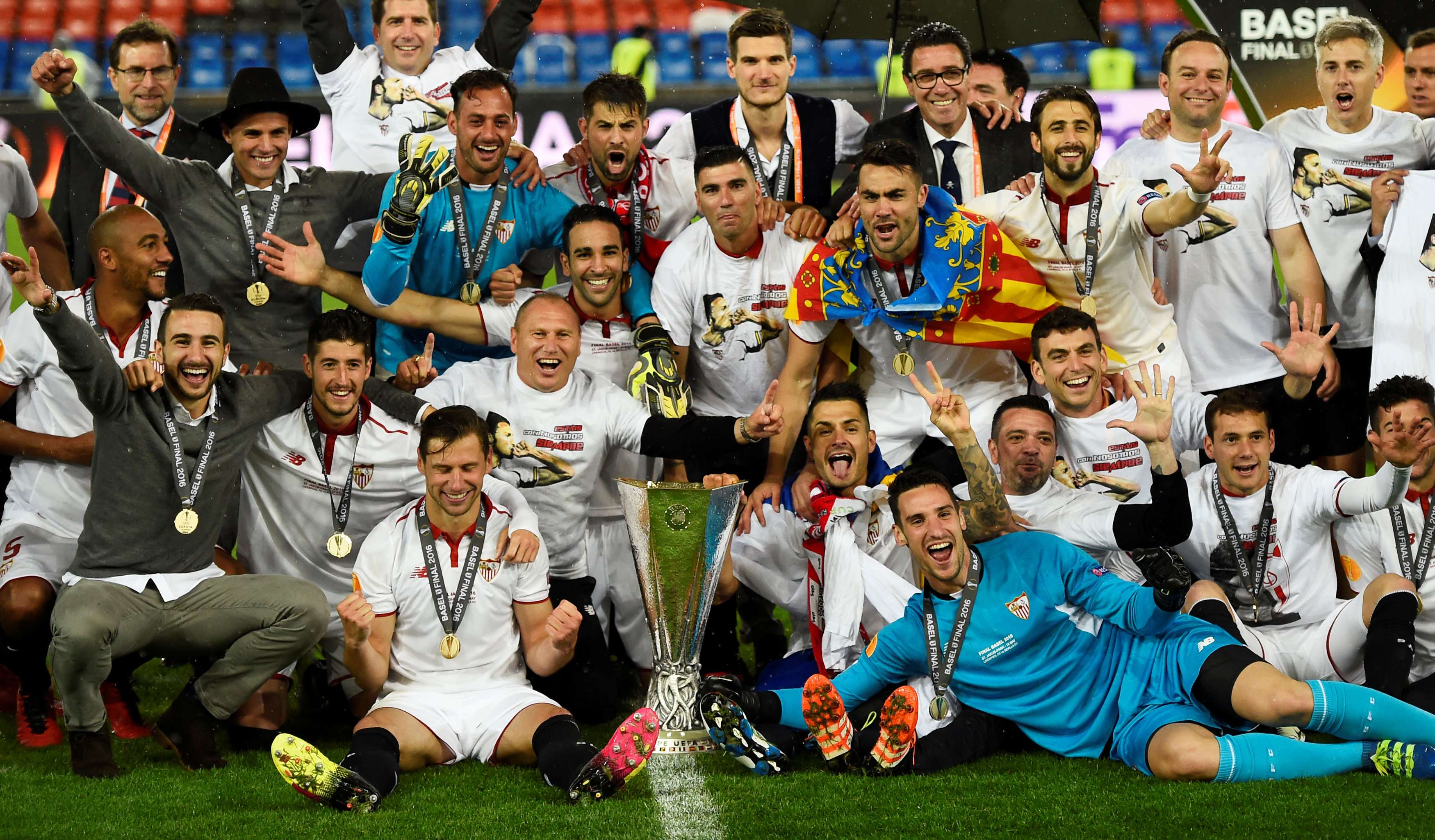 Sevilla celebrate with the trophy after winning the Uefa Europa League final. Photo: Reuters  