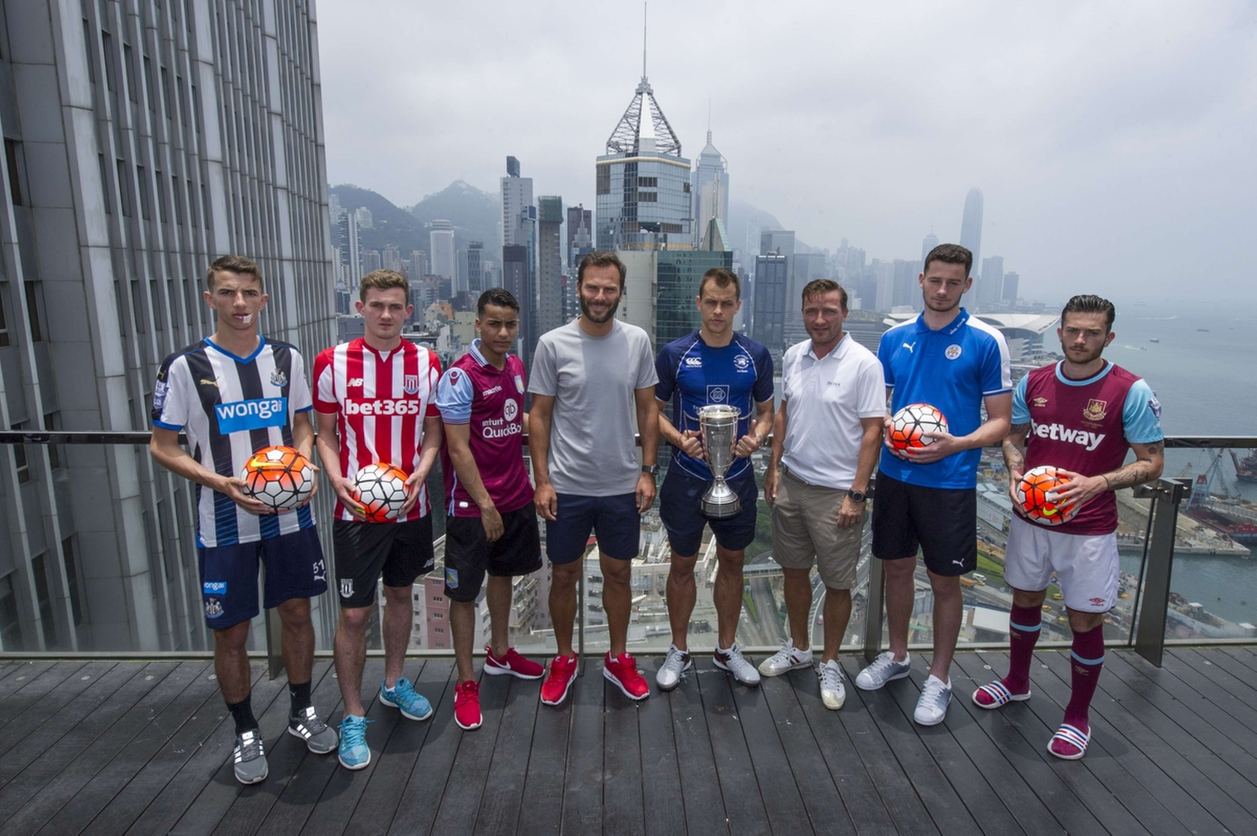 From left to right: Newcastle United’s Dan Barlaser, Stoke City’s Lewis Banks, Aston Villa’s Khalid Abdo, Citi All Stars’ Patrik Berger, Football Club’s Gary Gheczy, Citi All Stars’ Vladimir Smicer, Leicester City’s Elliott Moore and West Ham United’s Lewis Page. Photos: Lucas Schifres/Power Sport Images