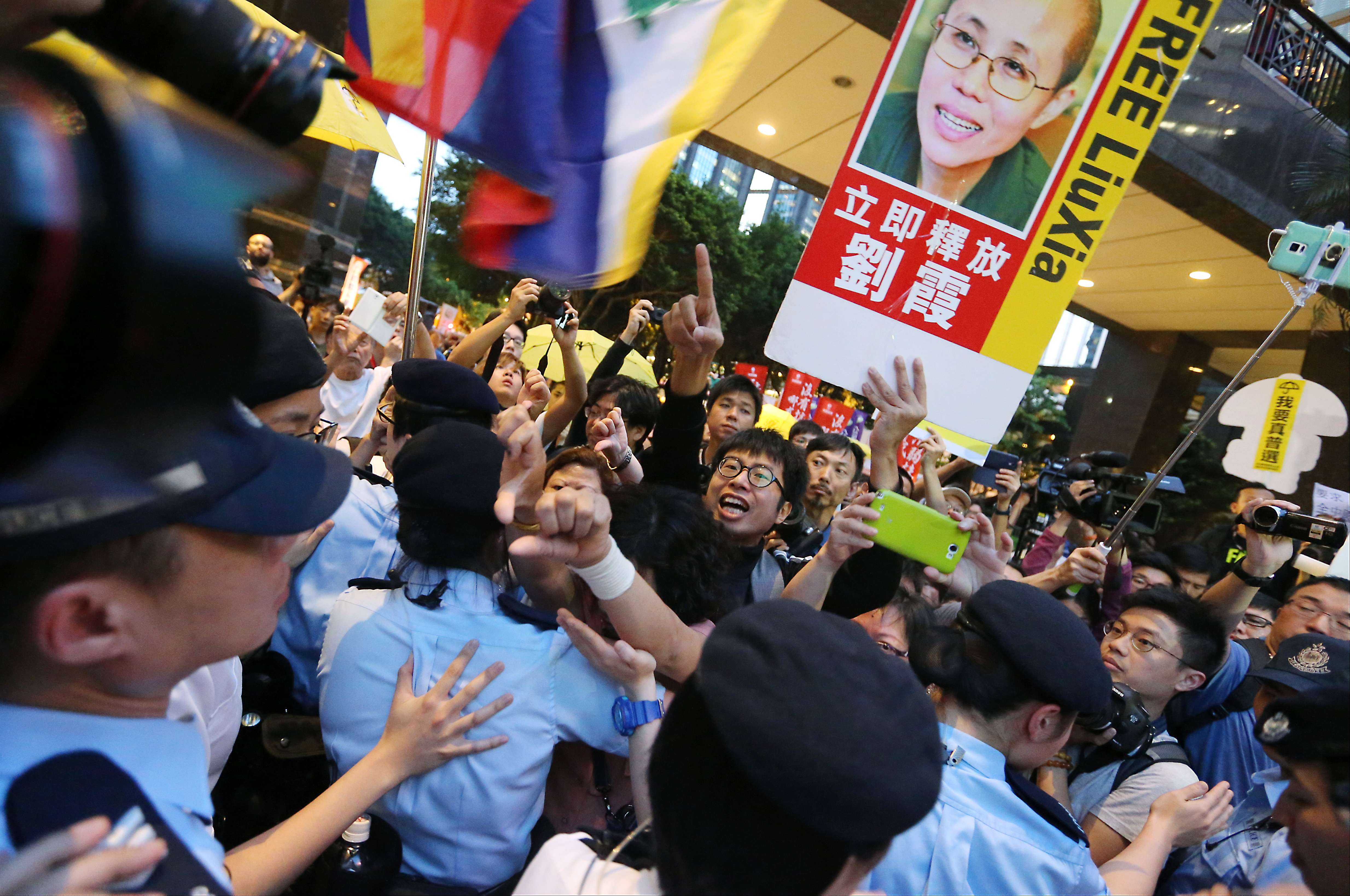 Pro-democracy protesters scuffle with police outside Central Plaza in Wan Chai on Wednesday. Photo: Felix Wong