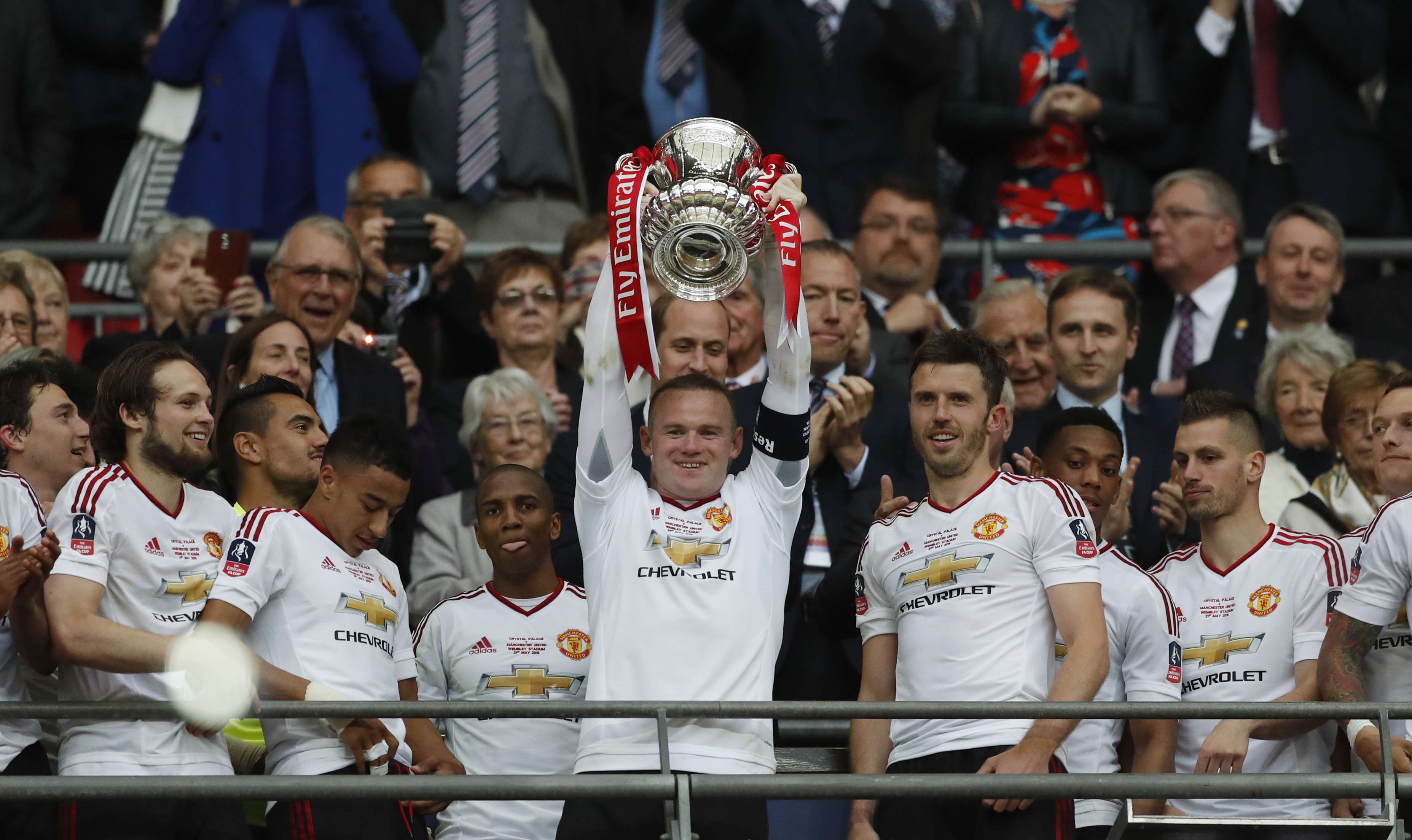 Manchester United's Wayne Rooney celebrates with the trophy after winning the FA Cup with teammates Photo: Reuters