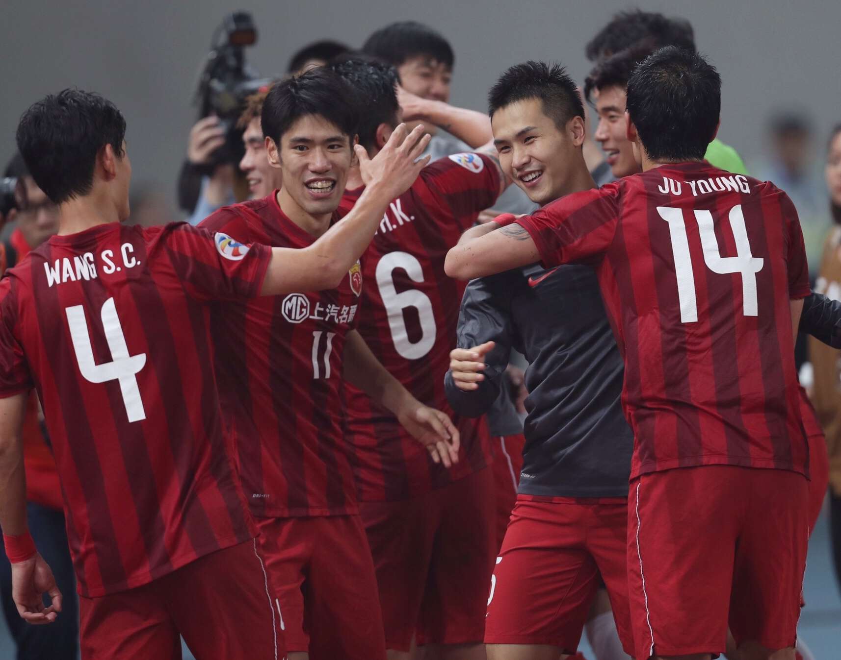Shanghai SIPG players celebrate after advancing to the quarter-finals of the AFC Champions Legaue. Photo: Xinhua