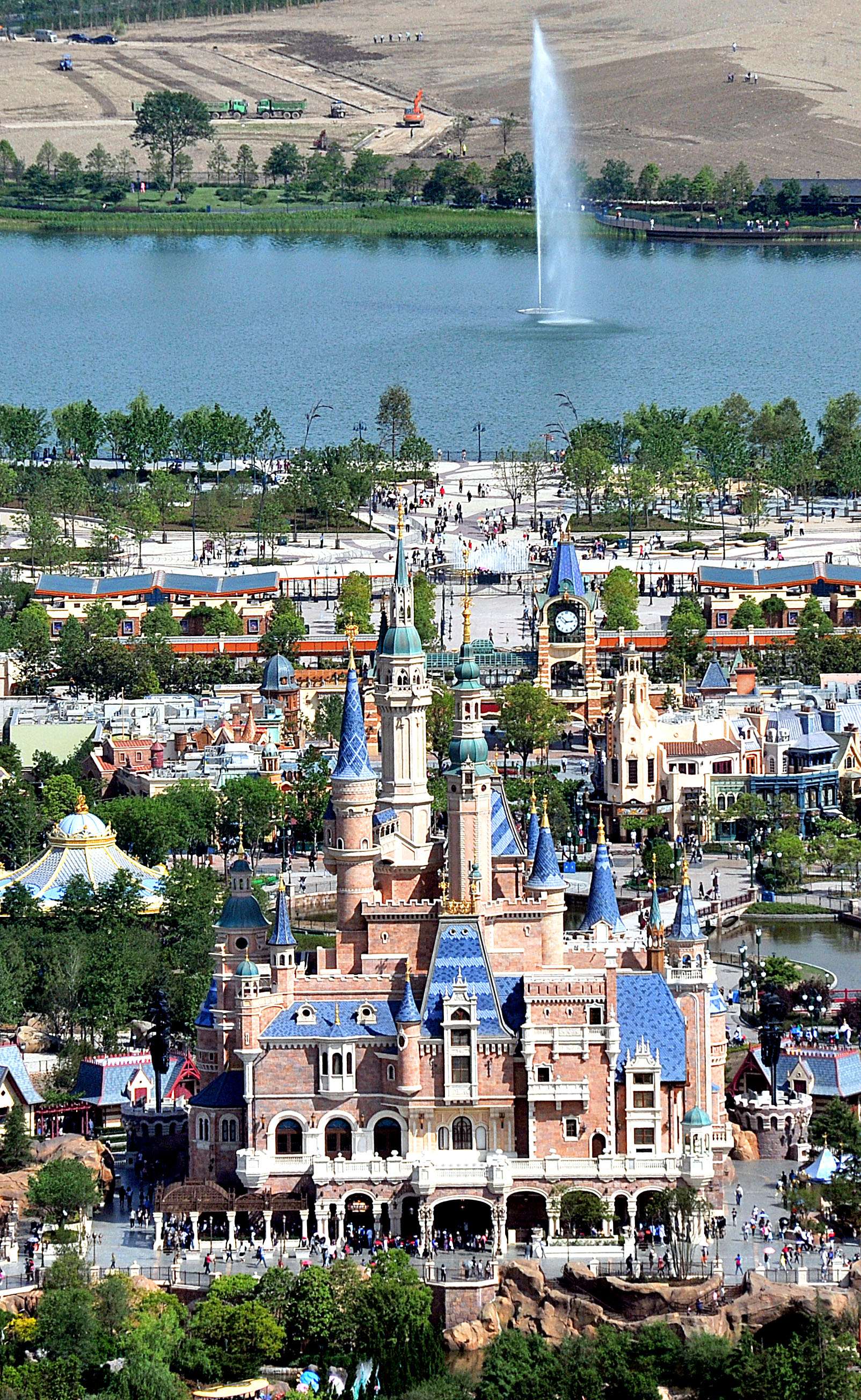 The Fantasy Fairy Tale Castle of Shanghai Disneyland Photo: Xinhua