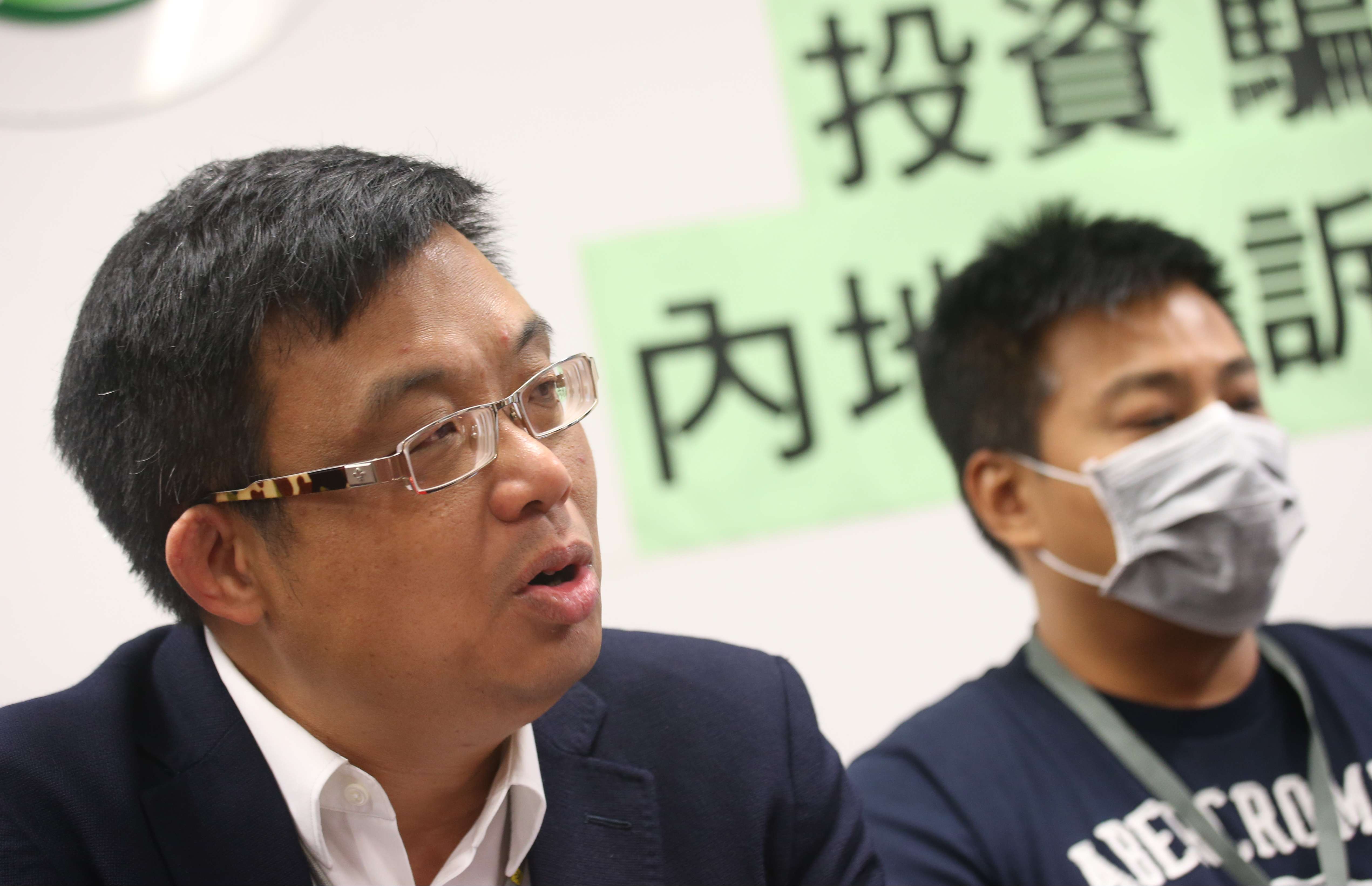 Democratic Party legislator James To Kun-sun (left), with Hongkonger Mr Wong, revealing details of the alleged investment scam. Photo: David Wong