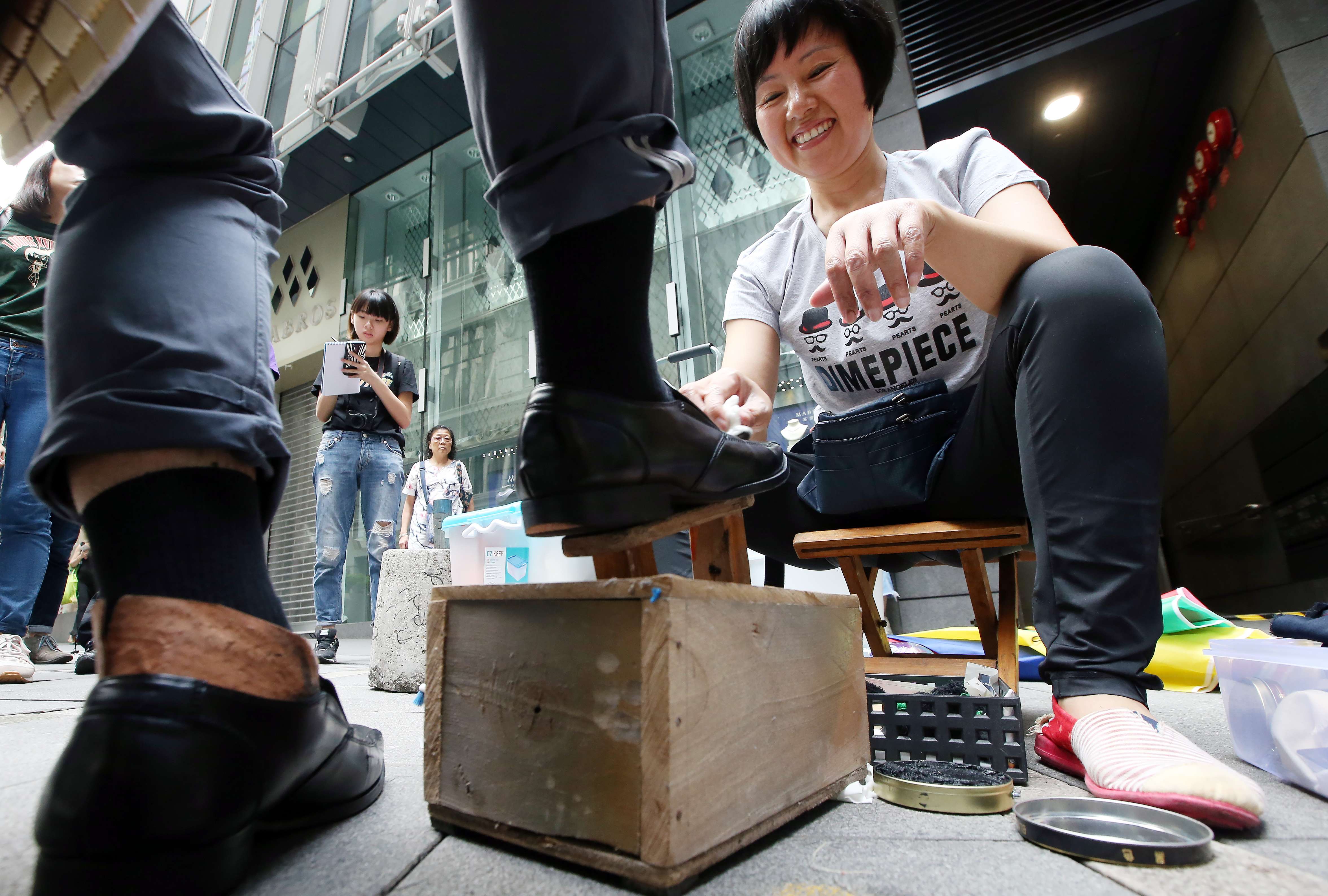 Zheng Dingzhen at work on Theatre Lane in Central. Photo: David Wong