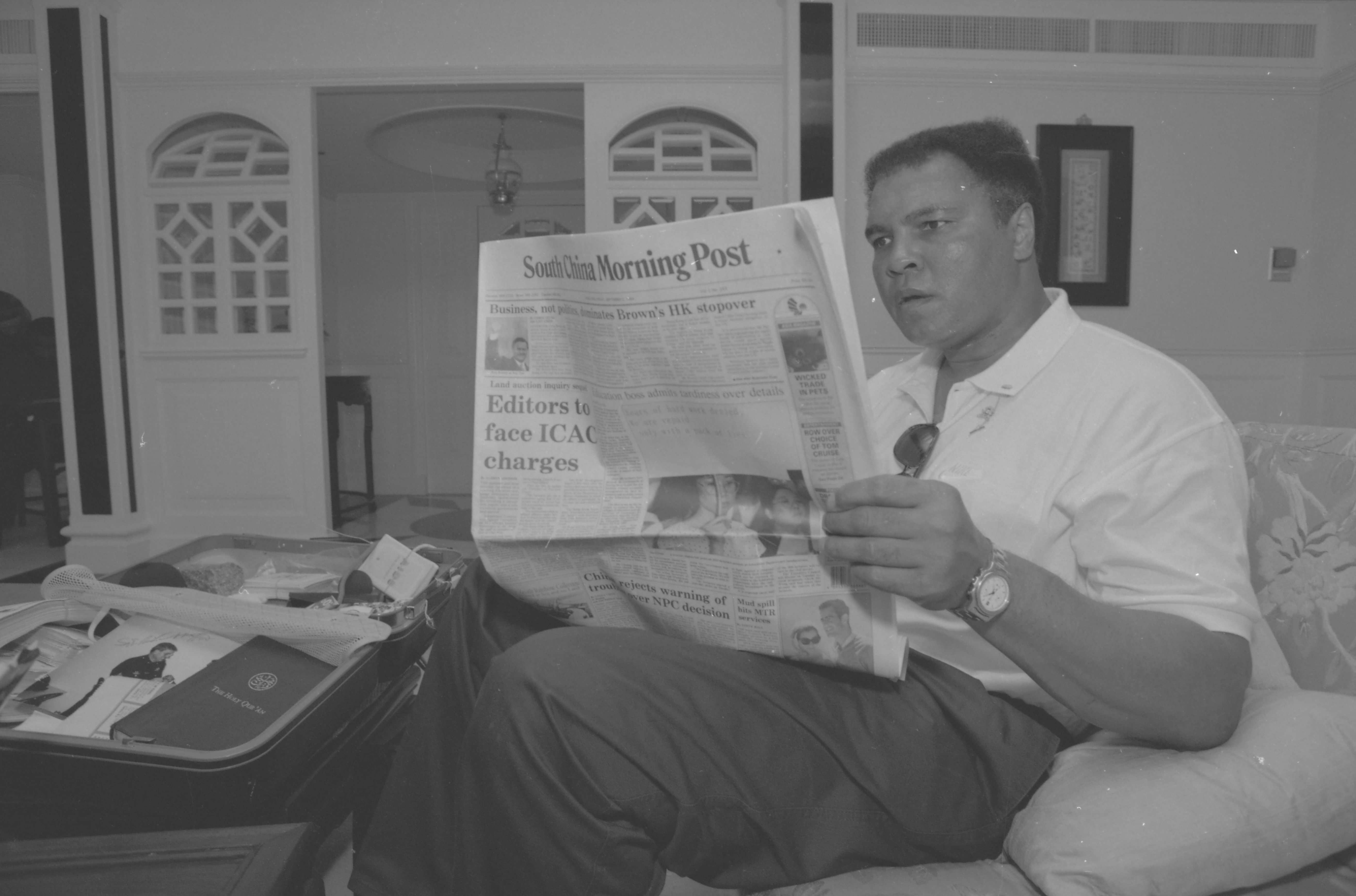 Muhammad Ali reads the South China Morning Post during his visit to Macau in 1994. Photos: SCMP pictures