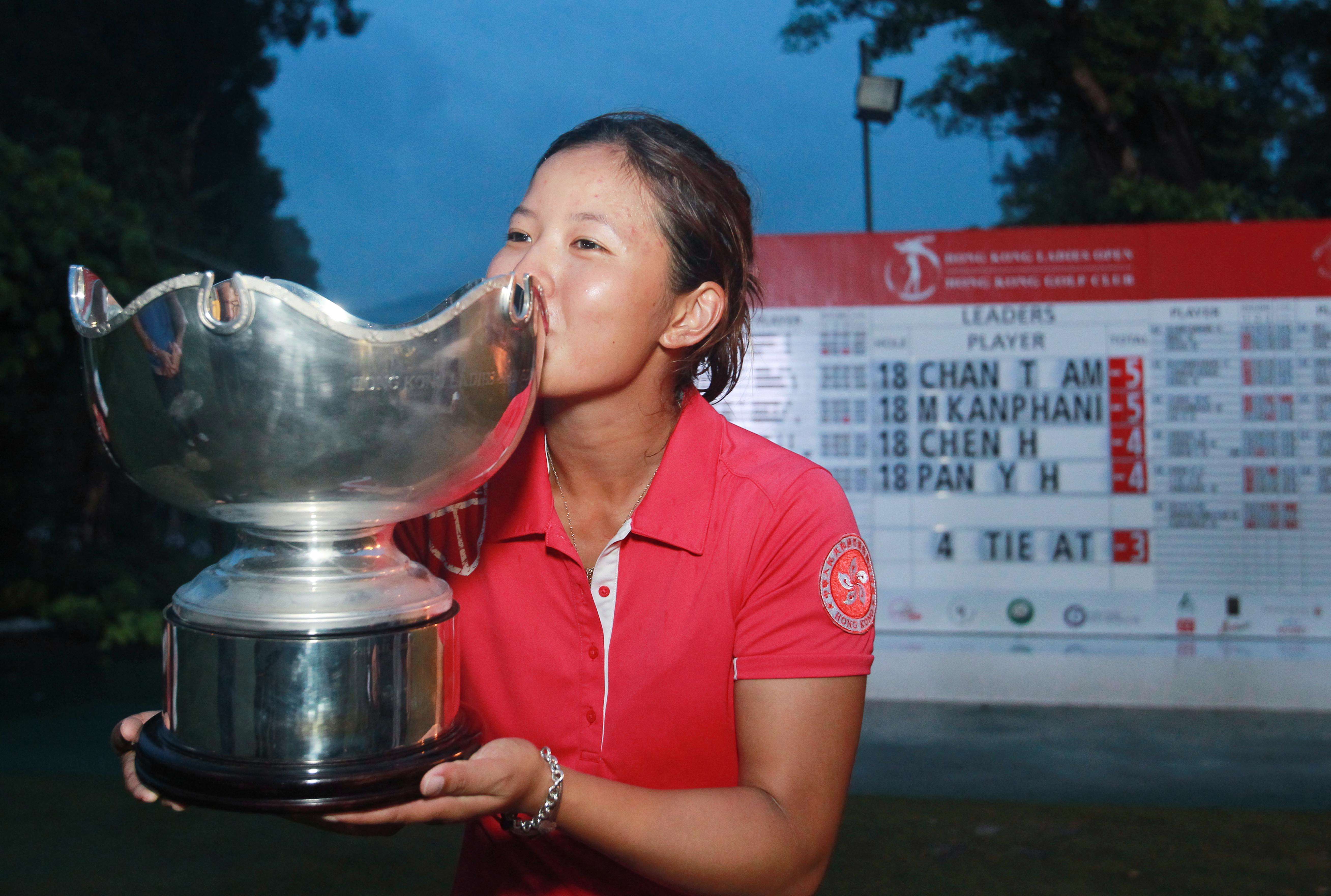 Tiffany Chan Tsz-ching kisses the trophy after winning the Hong Kong Ladies Open at Fanling. Photo: Daniel Wong
