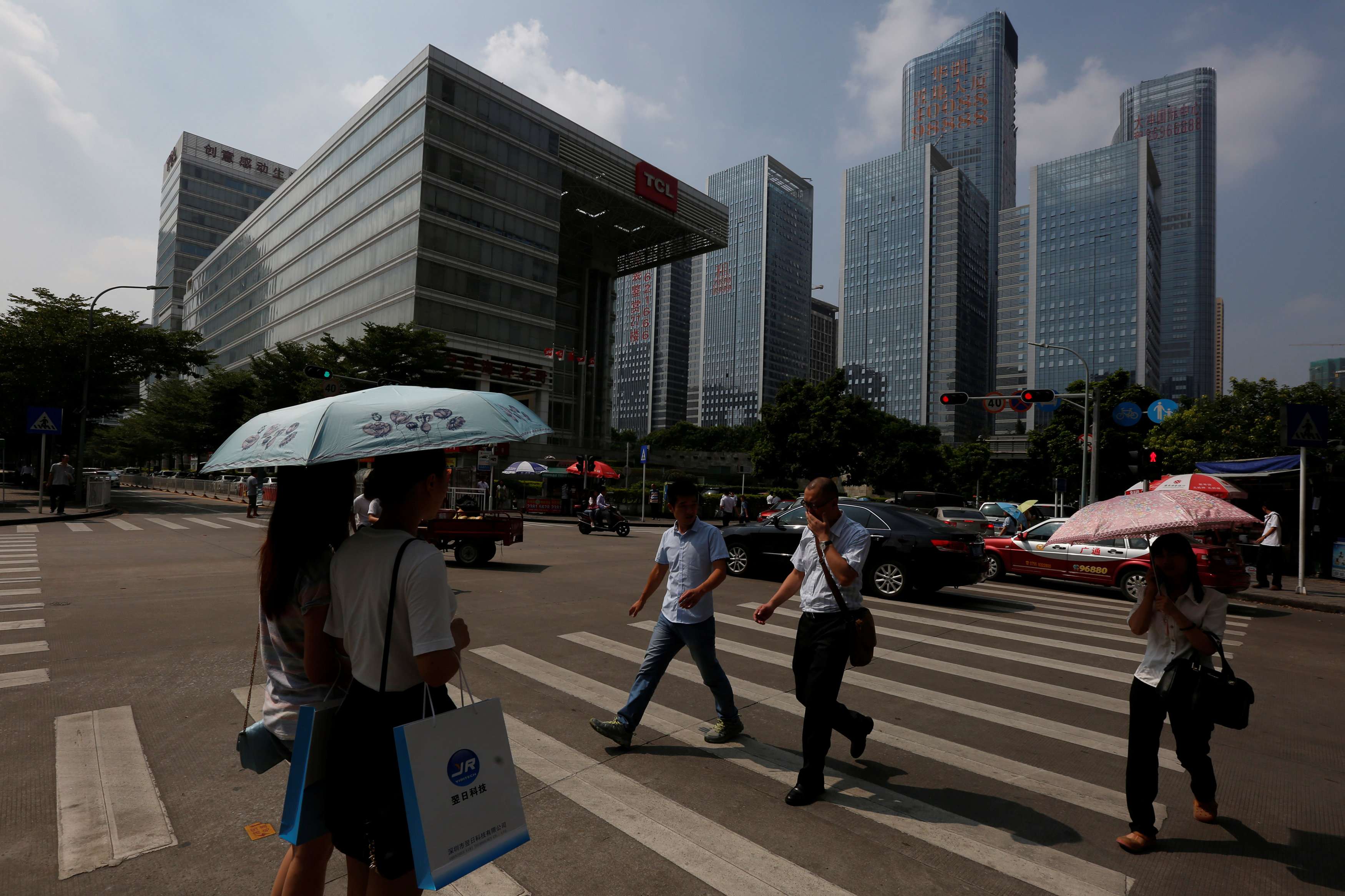 People cross a street in Shenzhen’s Nanshan district. Shenzhen is now ranked among those cities in China with the cleanest air. Photo: Reuters