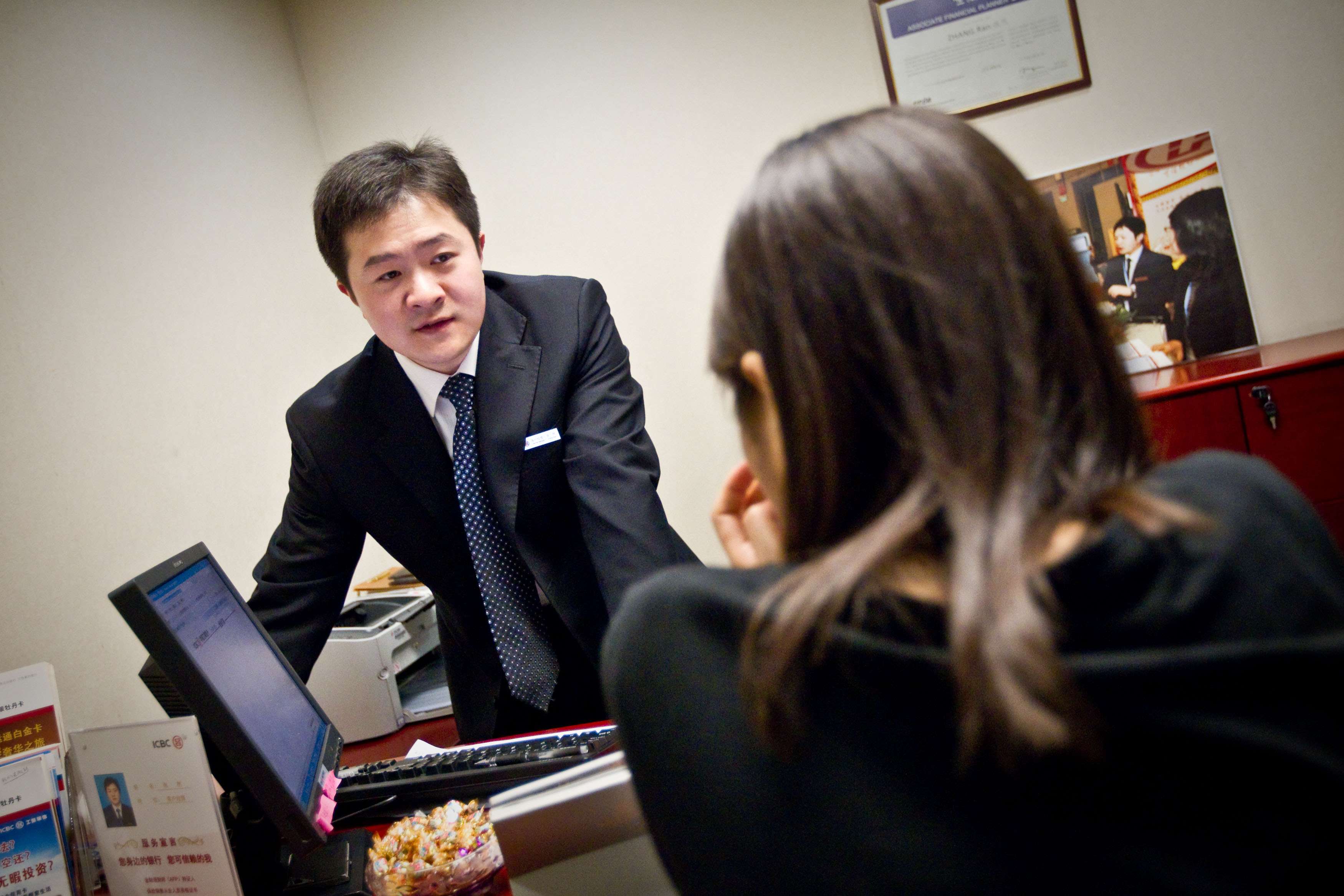 Retail banks in Hong Kong must elevate their data management practises and develop own standards, permissions and security controls. Photo: Corbis