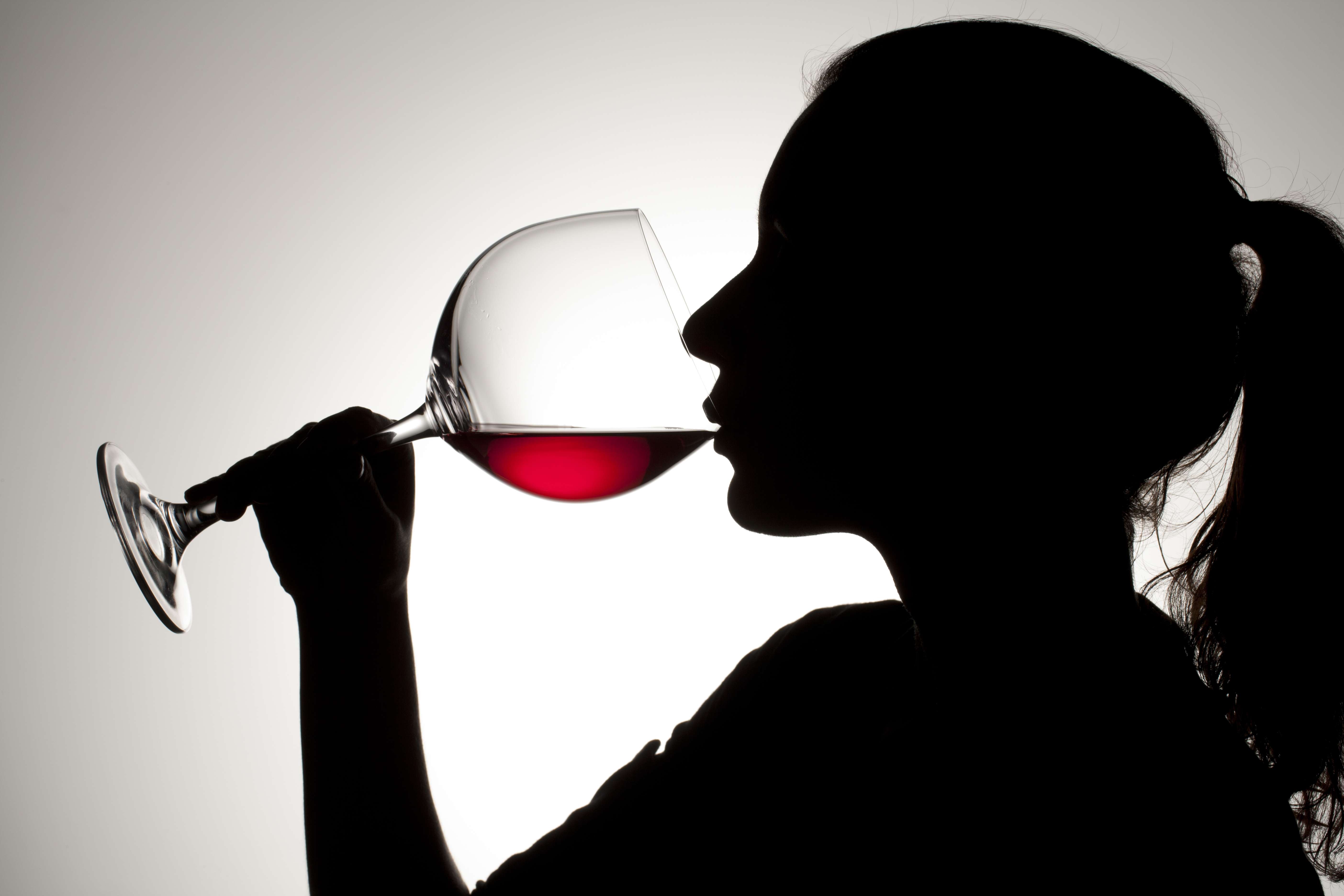 Уставшее вино. Женщина с бокалом. Девушка с бокалом вина. Девушка пьет вино. Девушка с вином.