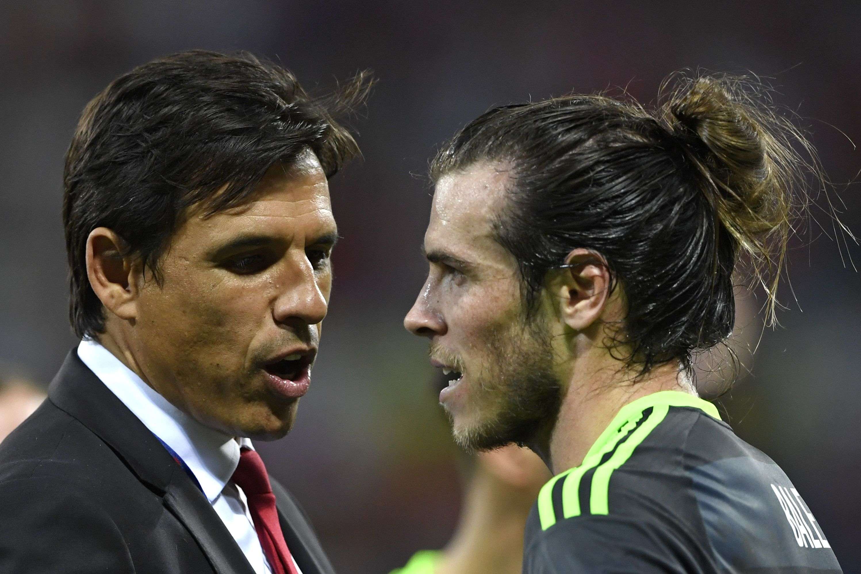 Chris Coleman (L) consoles Wales' forward Gareth Bale AFP PHOTO / MIGUEL MEDINA
