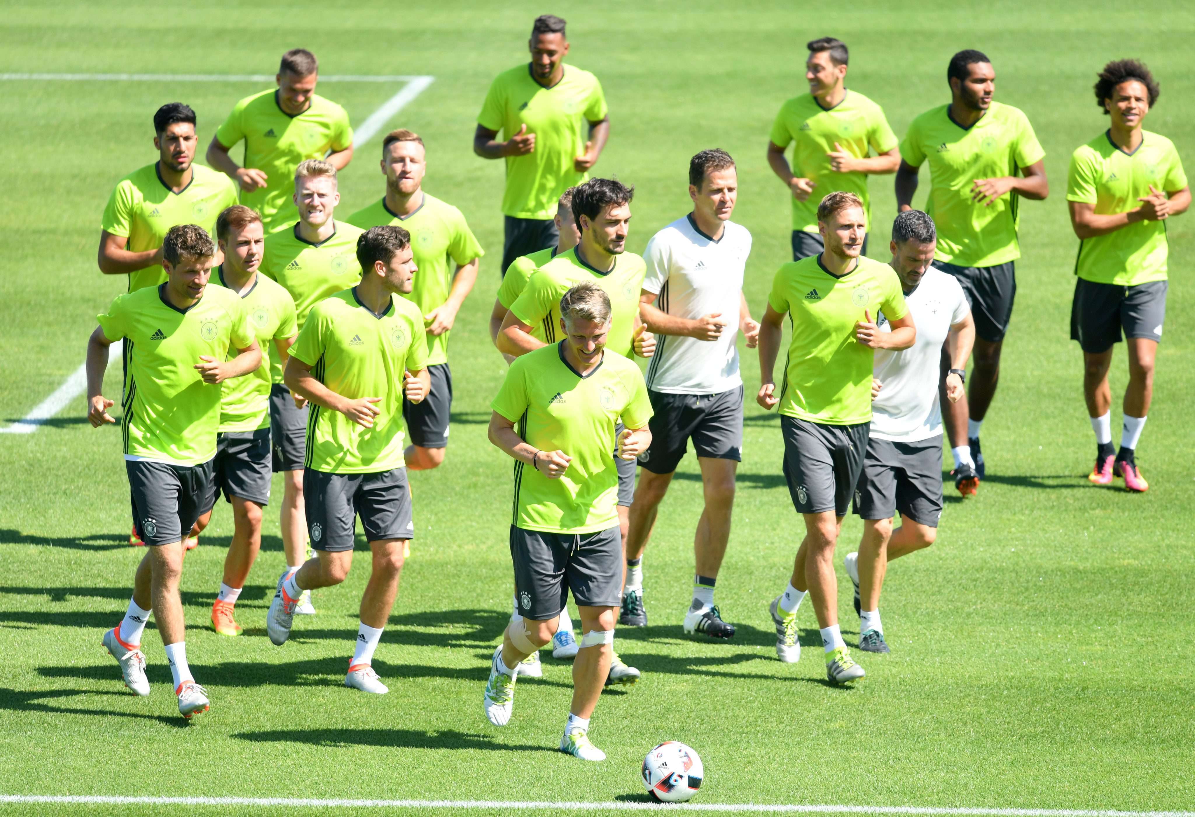epa05410449 Germany's Bastian Schweinsteiger (foreground C) and team members during a training session of the German national soccer team in Evian, France, 06 July 2016. Germany will face France in a semi final of the UEFA EURO 2016 in Marseille on 07 July. EPA/ARNE DEDERT