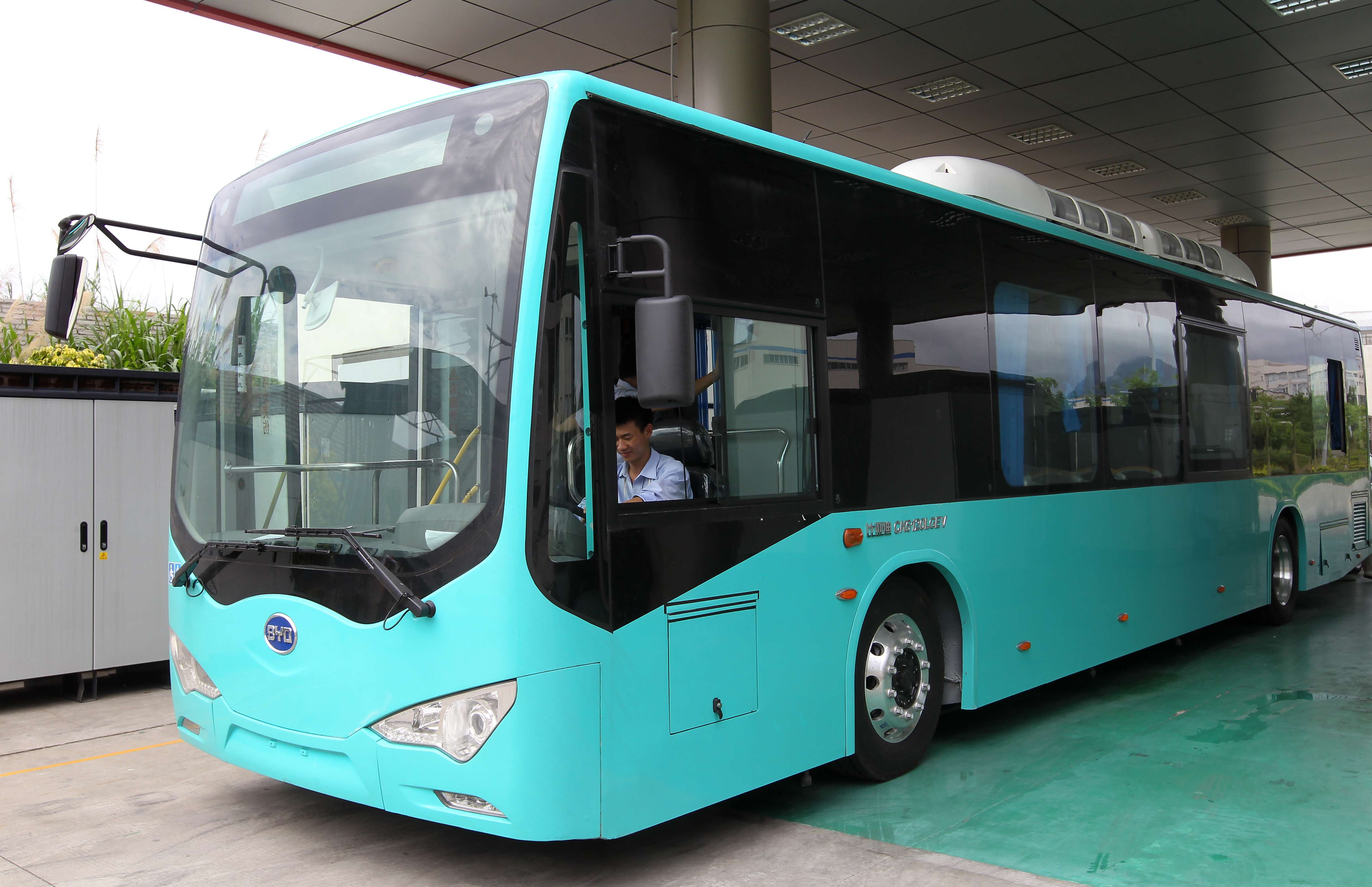 An electric bus manufactured by BYD. The company said a deal to provide similar buses to a Shenzhen bus operator has been cancelled. Photo: Edward Wong