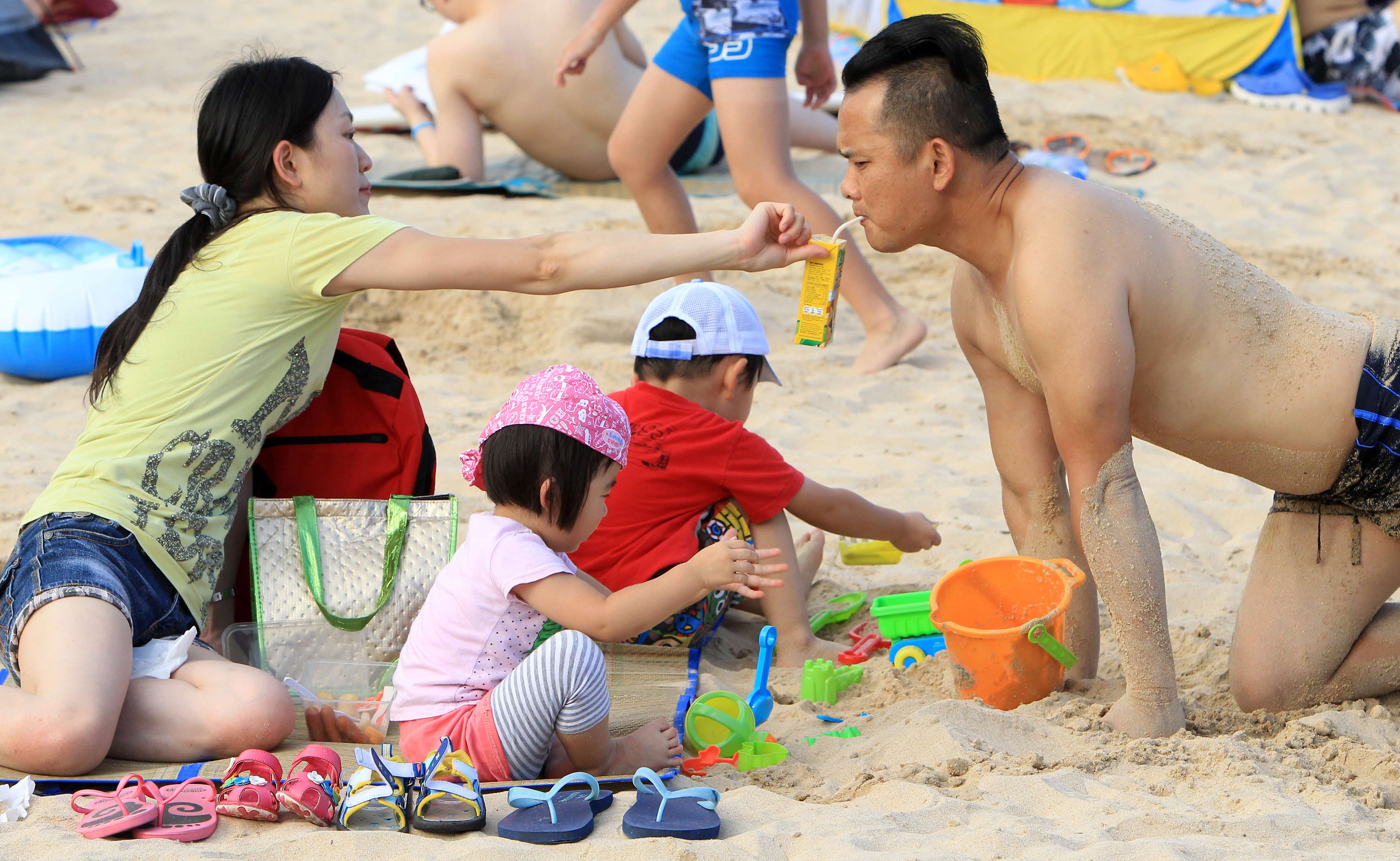 Some 39 per cent of parents cited long working hours as the biggest obstacle to family time together. Photo: Franke Tsang